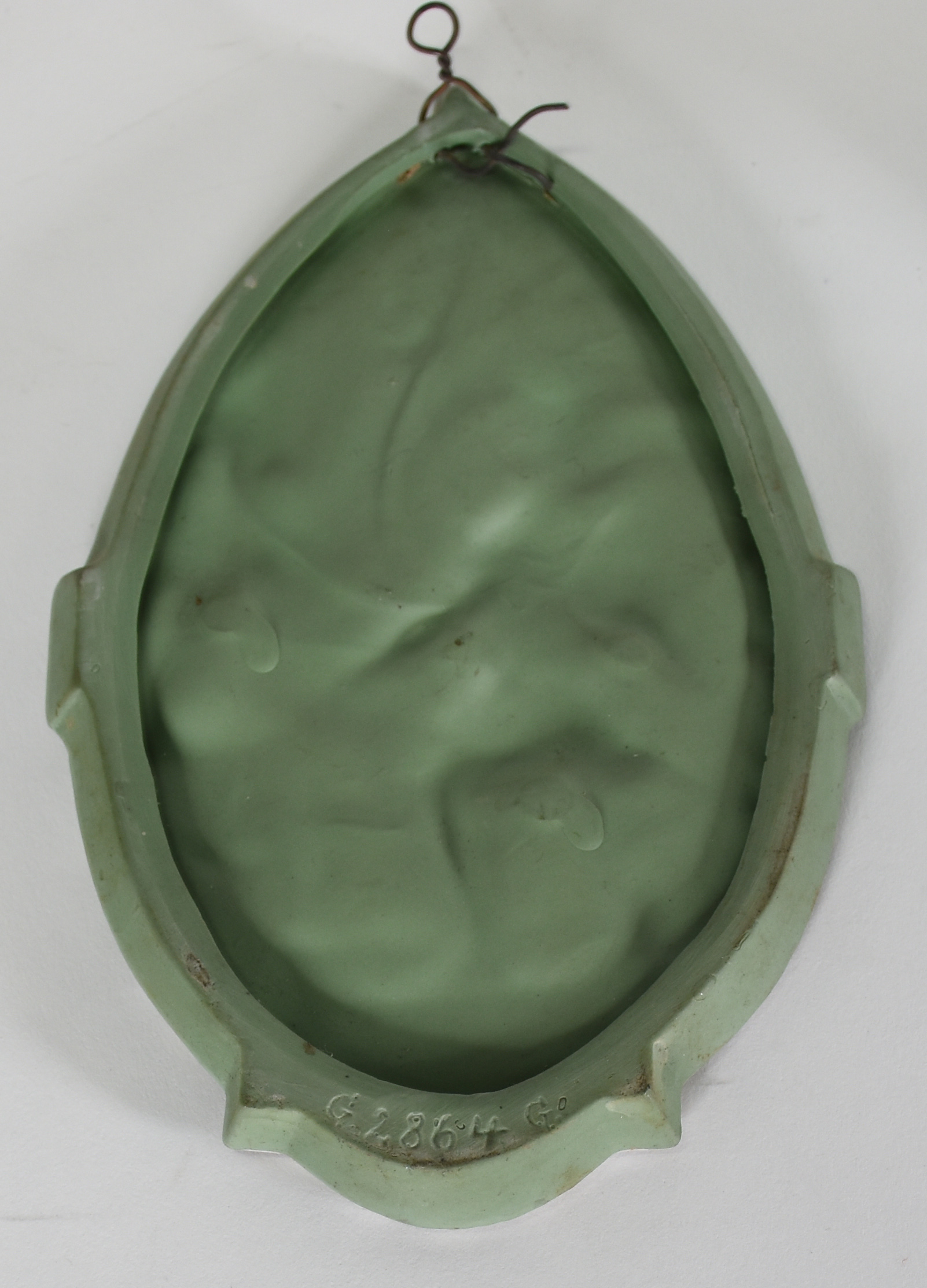 Quatro peças , sendo boneca faiança , 3 peças verde ao gosto Wedgwood - foto 4 de 5