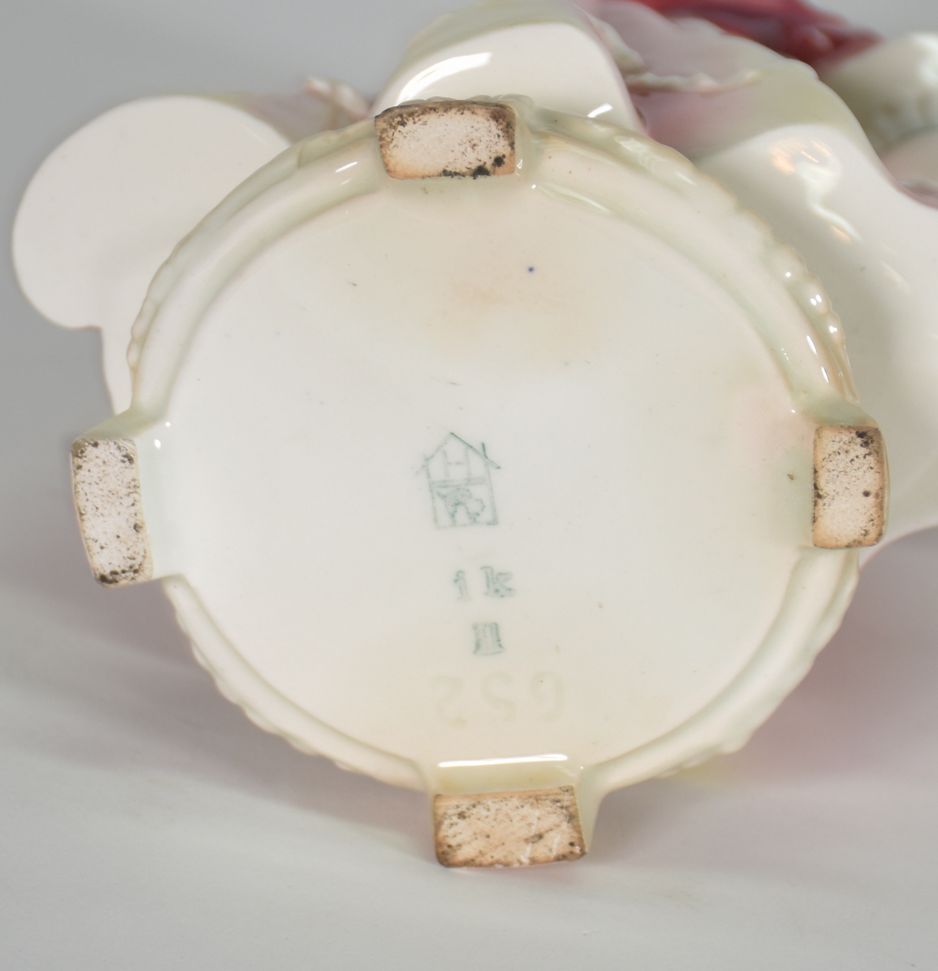 Quatro peças , sendo boneca faiança , 3 peças verde ao gosto Wedgwood - foto 5 de 5