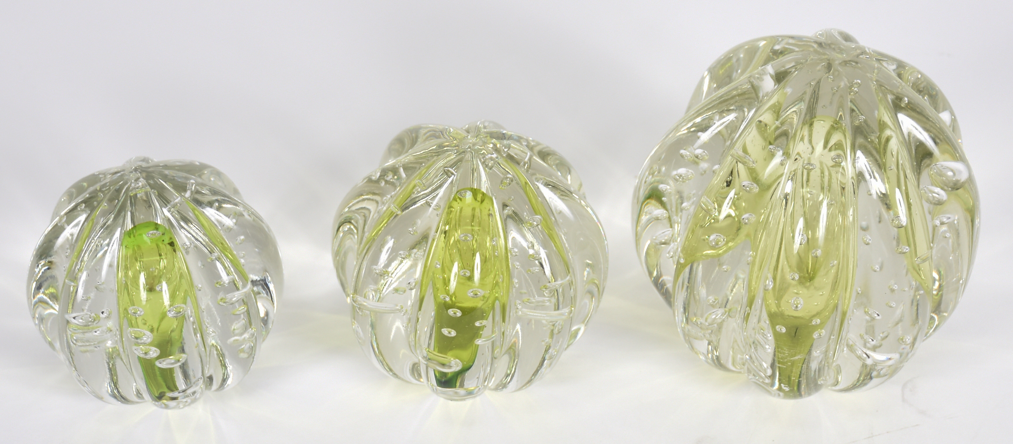 Tres pesos de papel de murano com bolhas verdes - foto 1 de 2