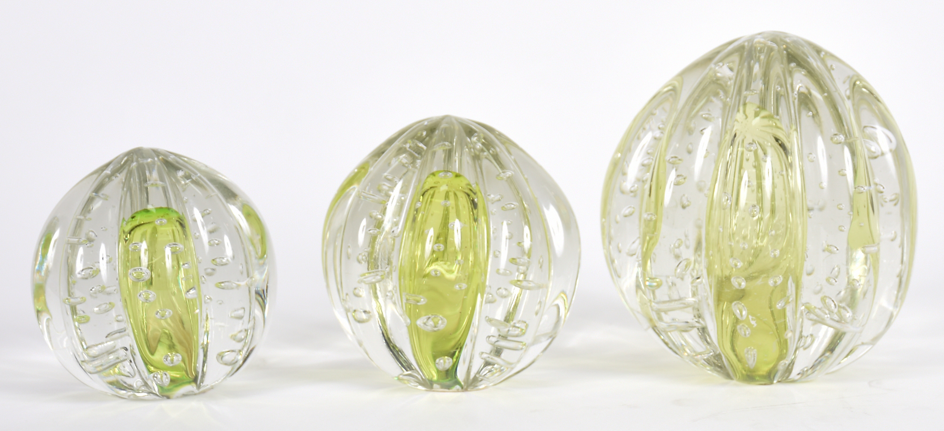 Tres pesos de papel de murano com bolhas verdes - foto 2 de 2