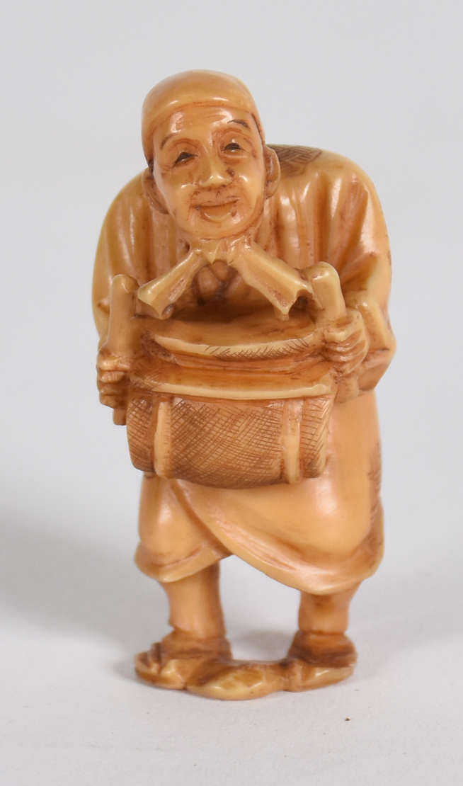 Okimono de marfim representando figura com cesto, assinado. - foto 1 de 3