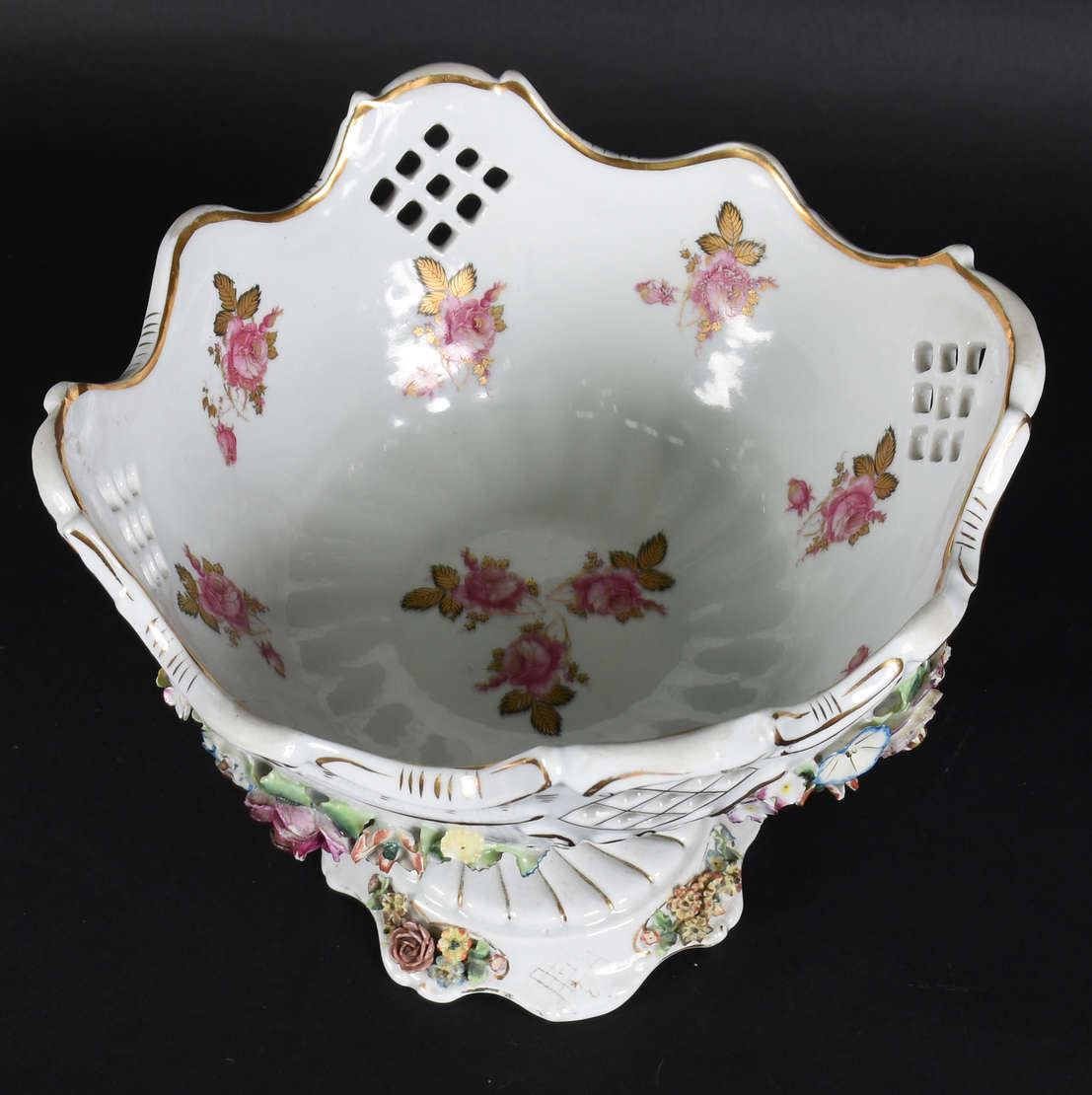 Centro de mesa de porcelana branca com flores em relevo policromado e... - foto 2 de 3