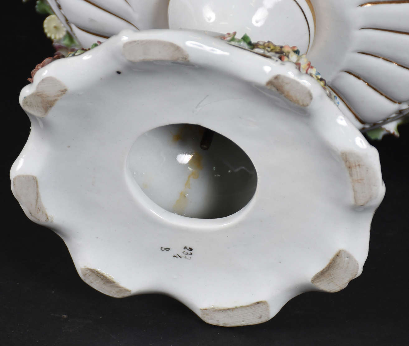 Centro de mesa de porcelana branca com flores em relevo policromado e... - foto 3 de 3