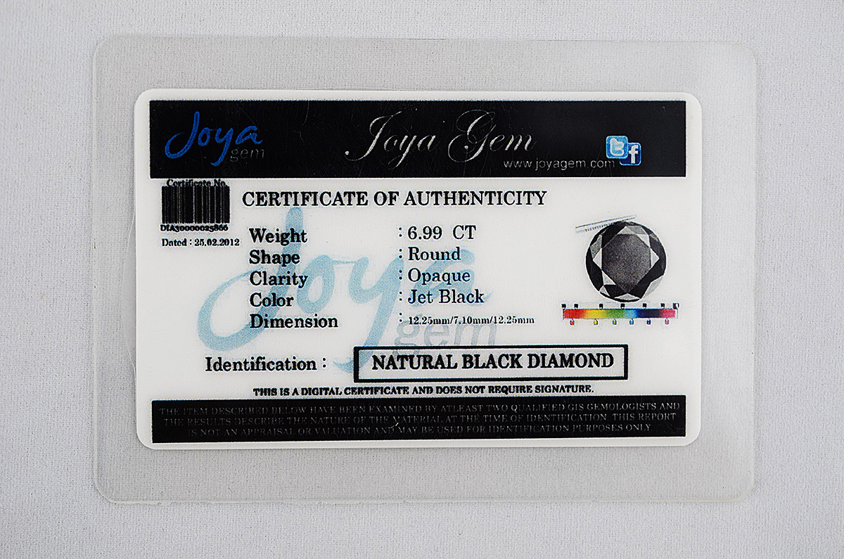 Brilhante negro natural de 6,99 cts, montado em ouro branco 18 k... - foto 3 de 3