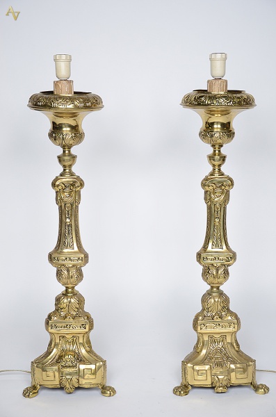 Par de tocheiros de metal dourado. Altura 79 cm.