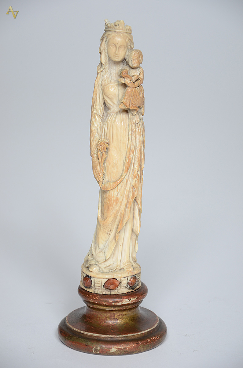 Escultura francesa de marfim representando Nossa Senhora dos... - foto 1 de 2