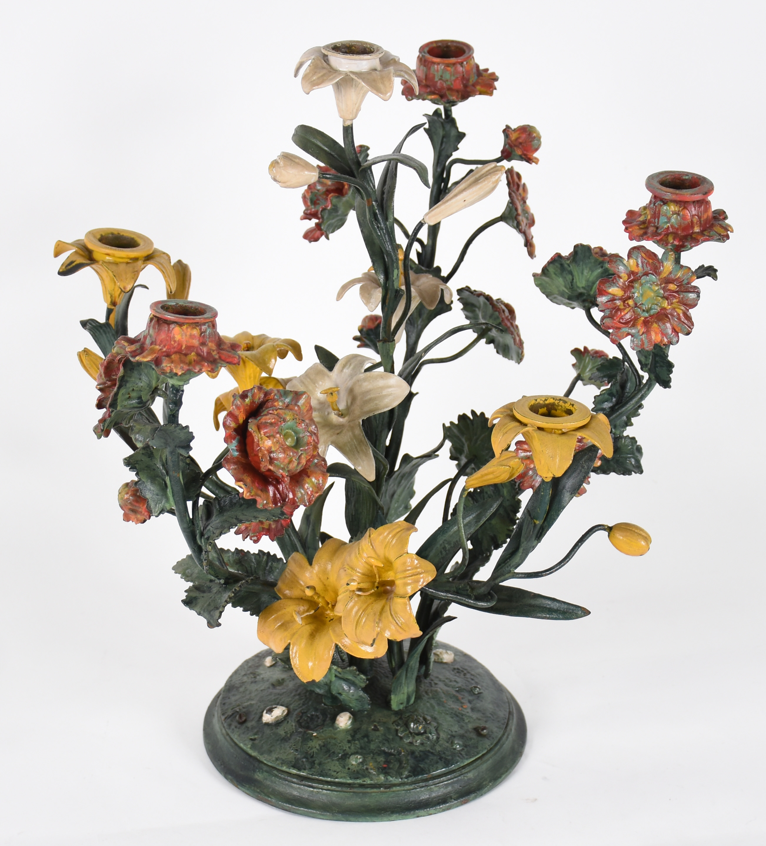 Castiçal para 6 velas de metal policromado trabalhado com flores em... - foto 2 de 4