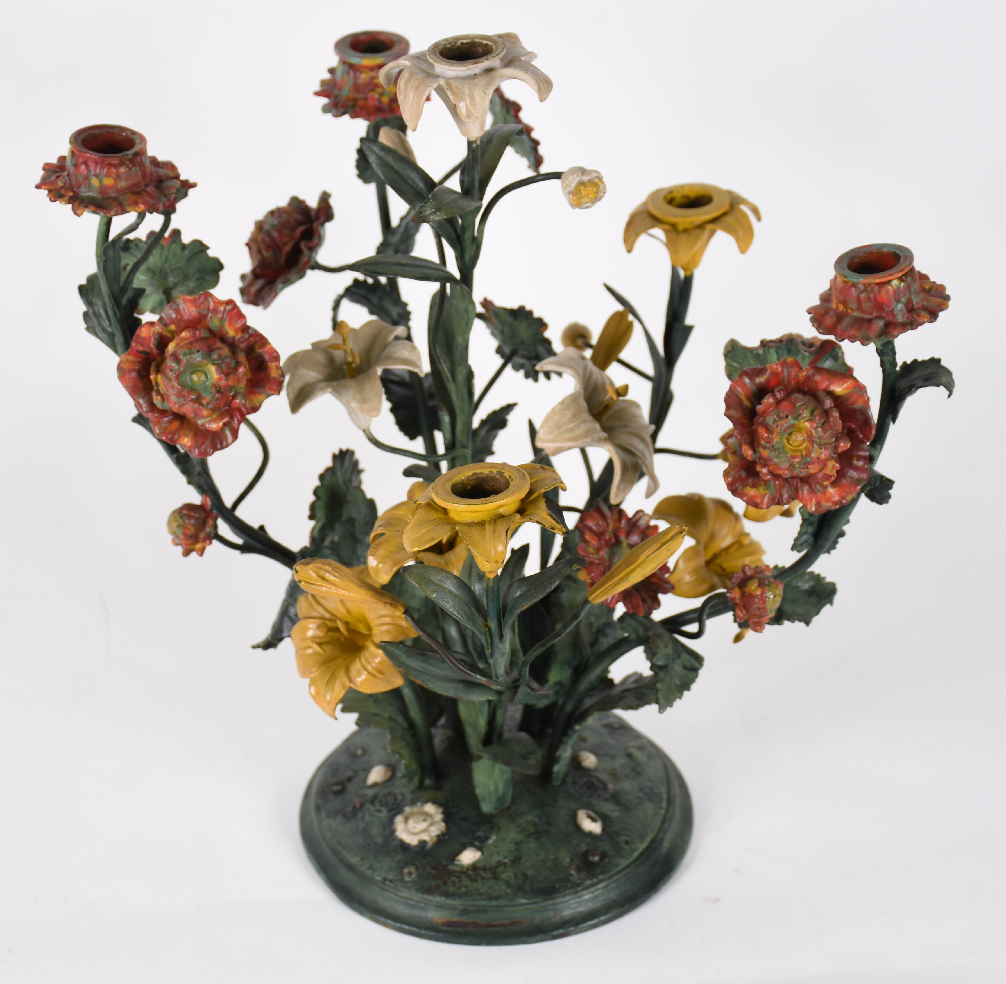 Castiçal para 6 velas de metal policromado trabalhado com flores em... - foto 3 de 4
