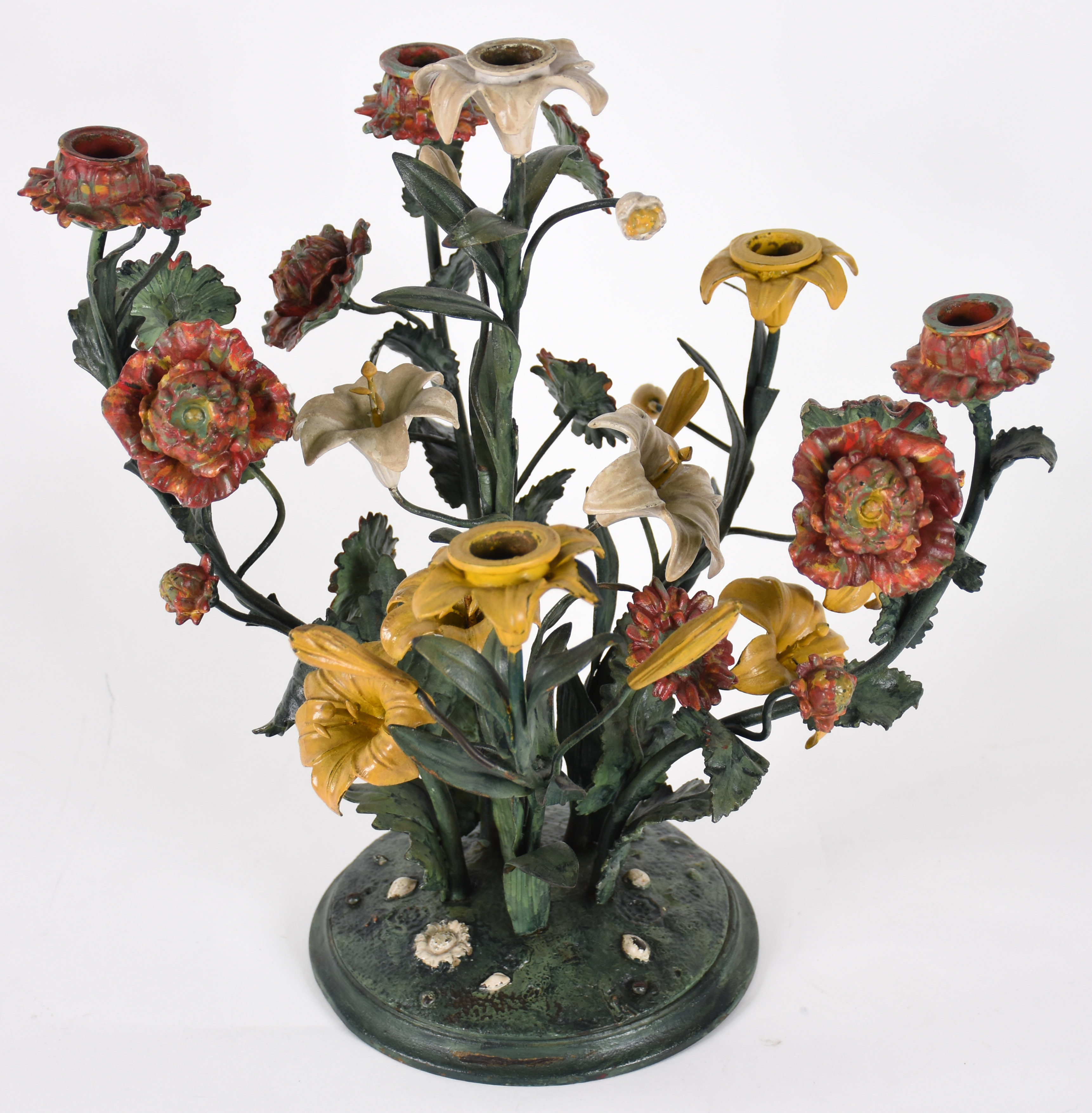 Castiçal para 6 velas de metal policromado trabalhado com flores em... - foto 4 de 4