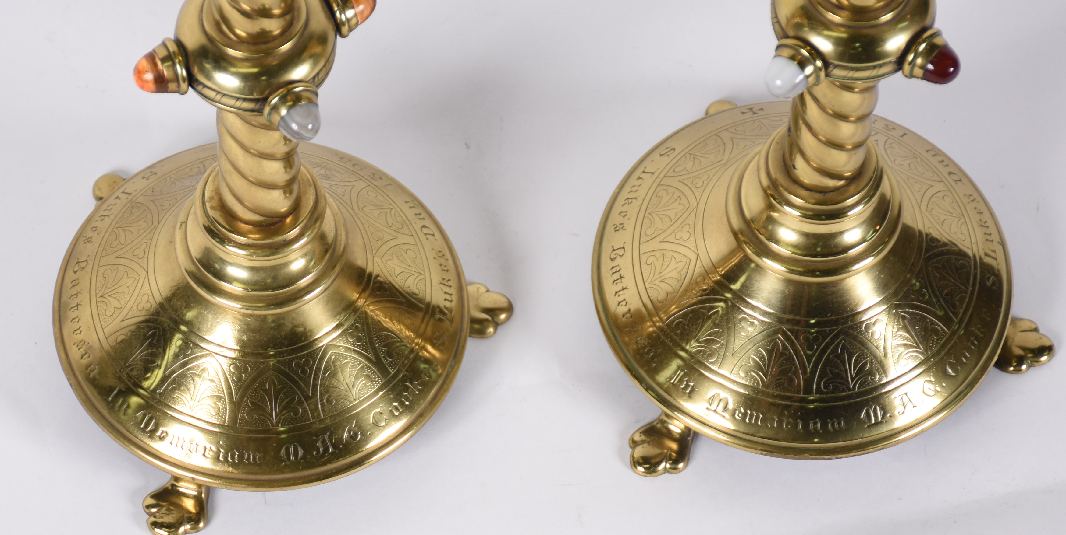 Par de castiçais em metal dourado ricamente trabalhados em... - foto 3 de 3