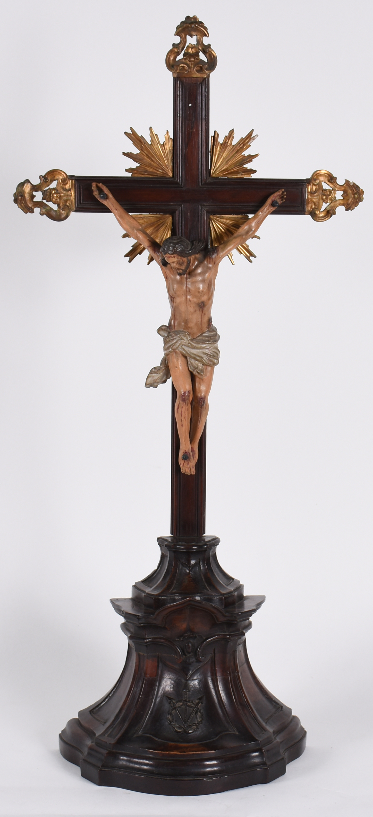 Belíssimo crucifixo em madeira nobre com figura de Cristo ricamente... - foto 1 de 4