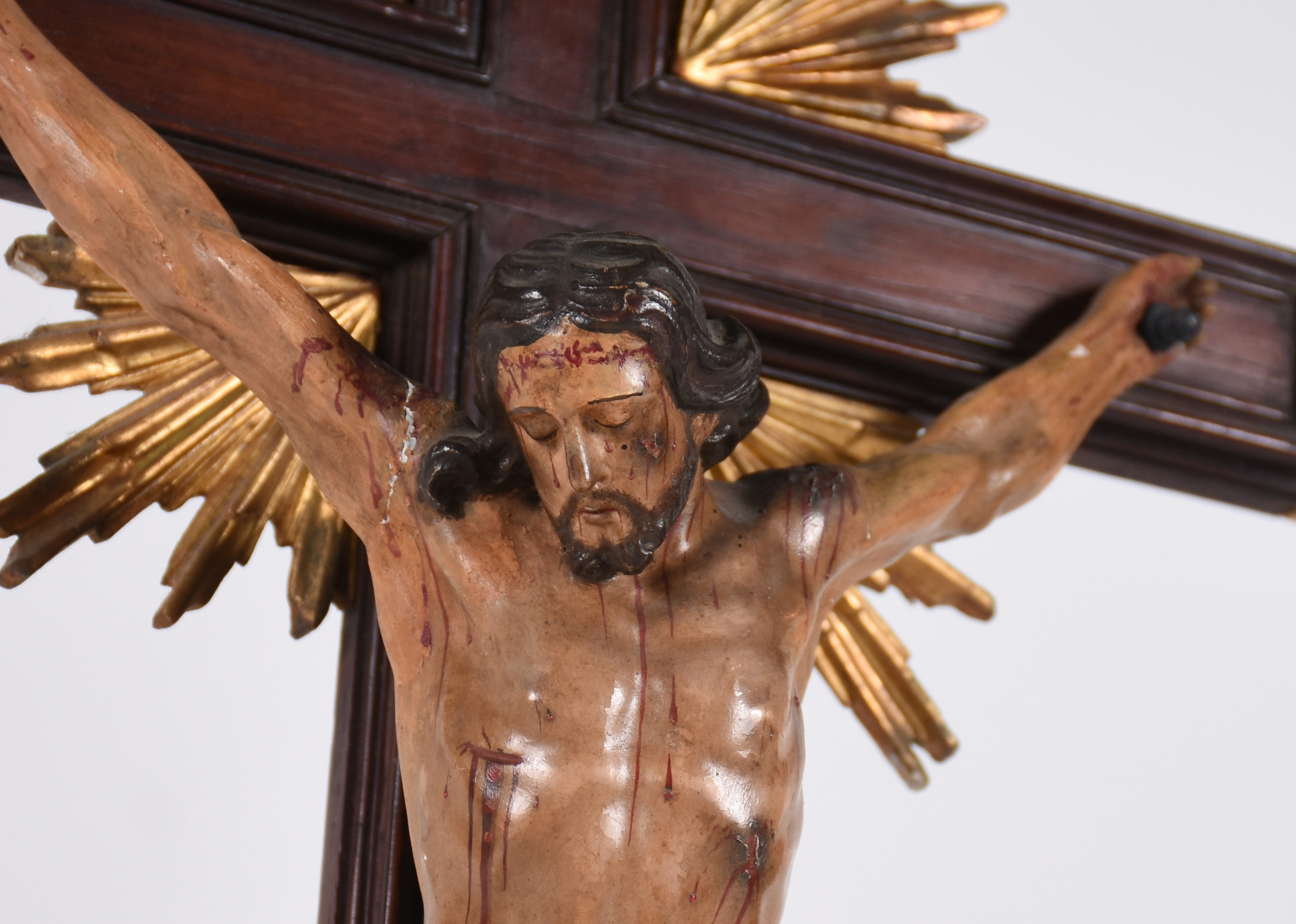 Belíssimo crucifixo em madeira nobre com figura de Cristo ricamente... - foto 2 de 4