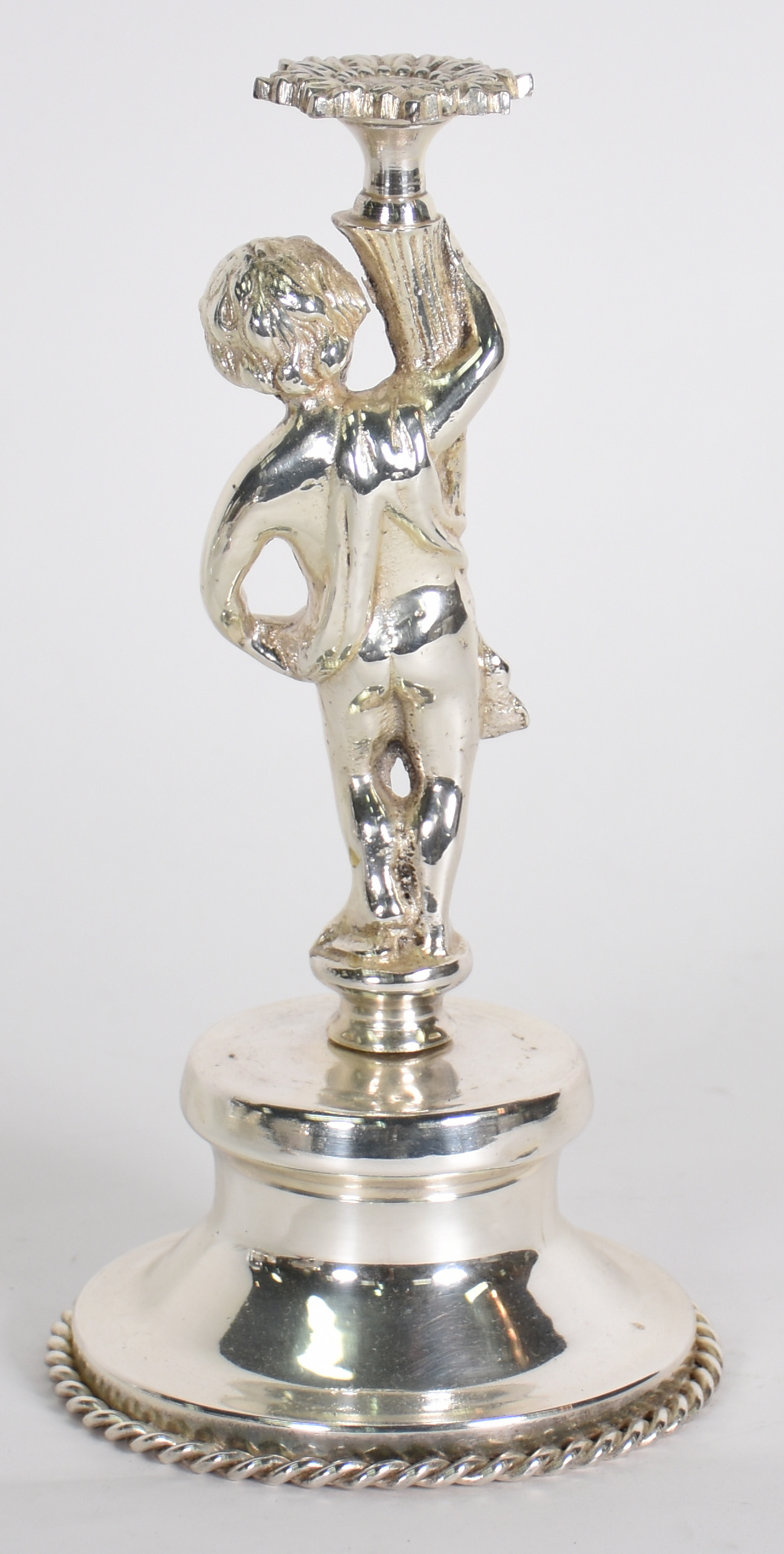 Base para fruteira de metal prateado com figura de menino sustentando... - foto 4 de 5