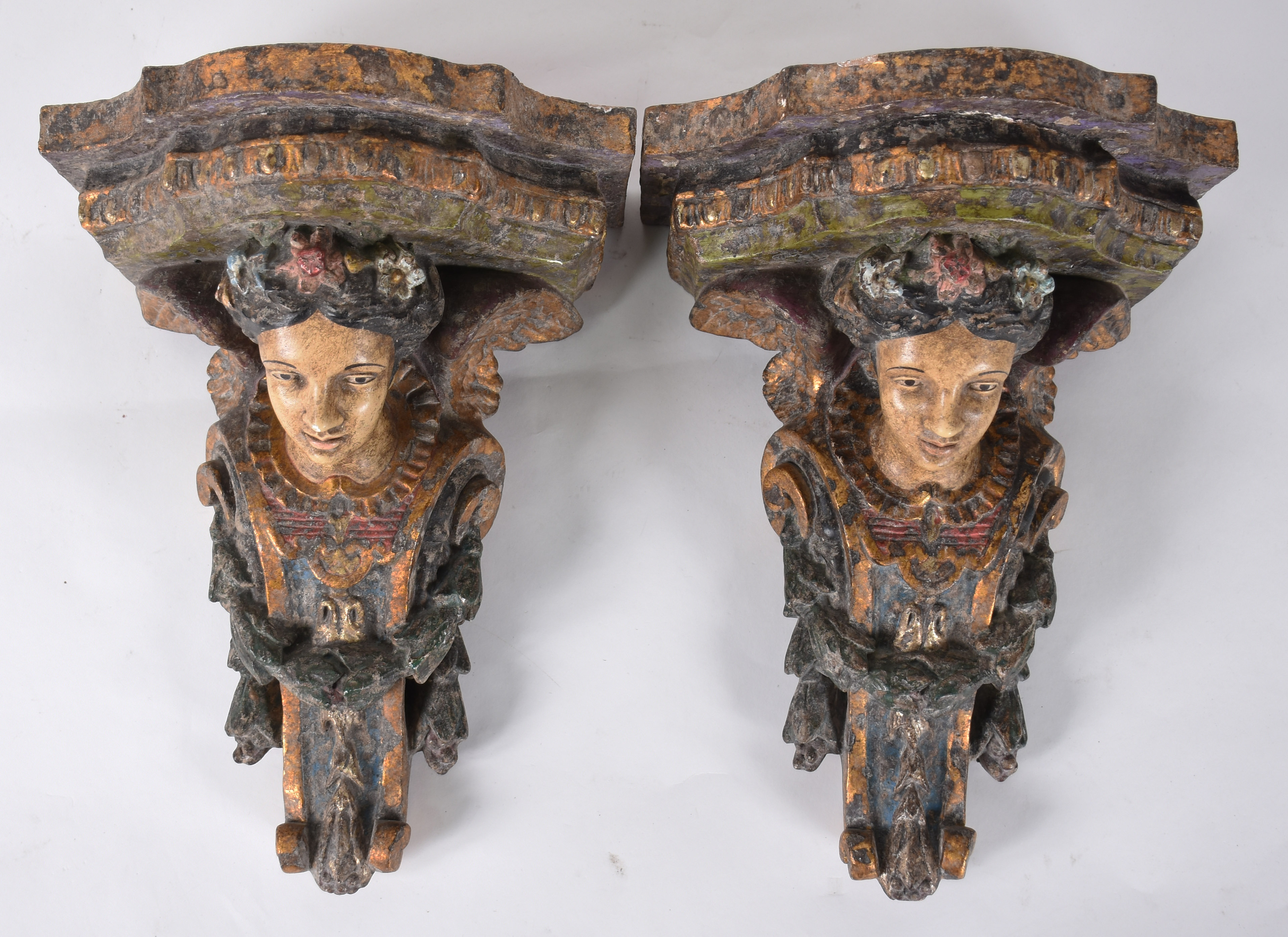 Par de peanhas com cabeças de anjo em estuque policromado. - foto 1 de 3
