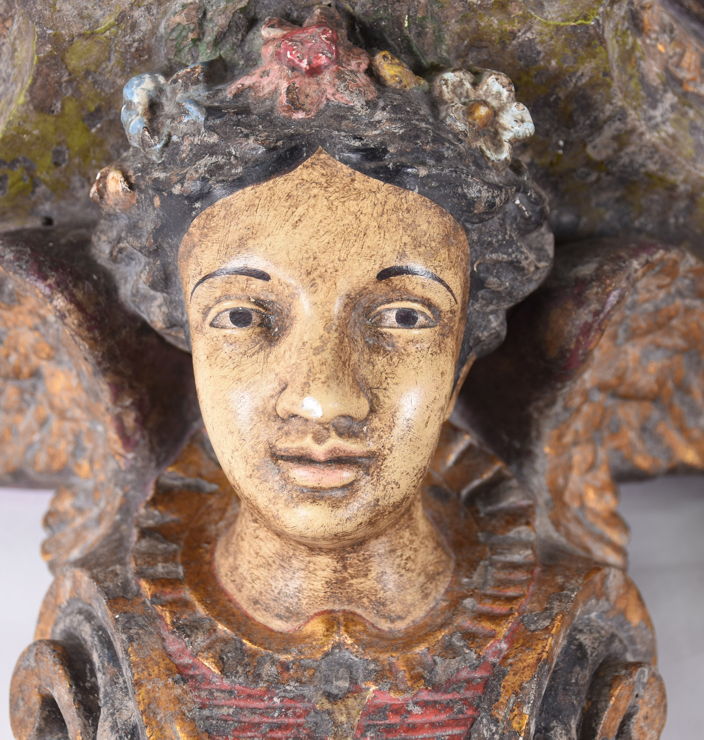 Par de peanhas com cabeças de anjo em estuque policromado. - foto 3 de 3