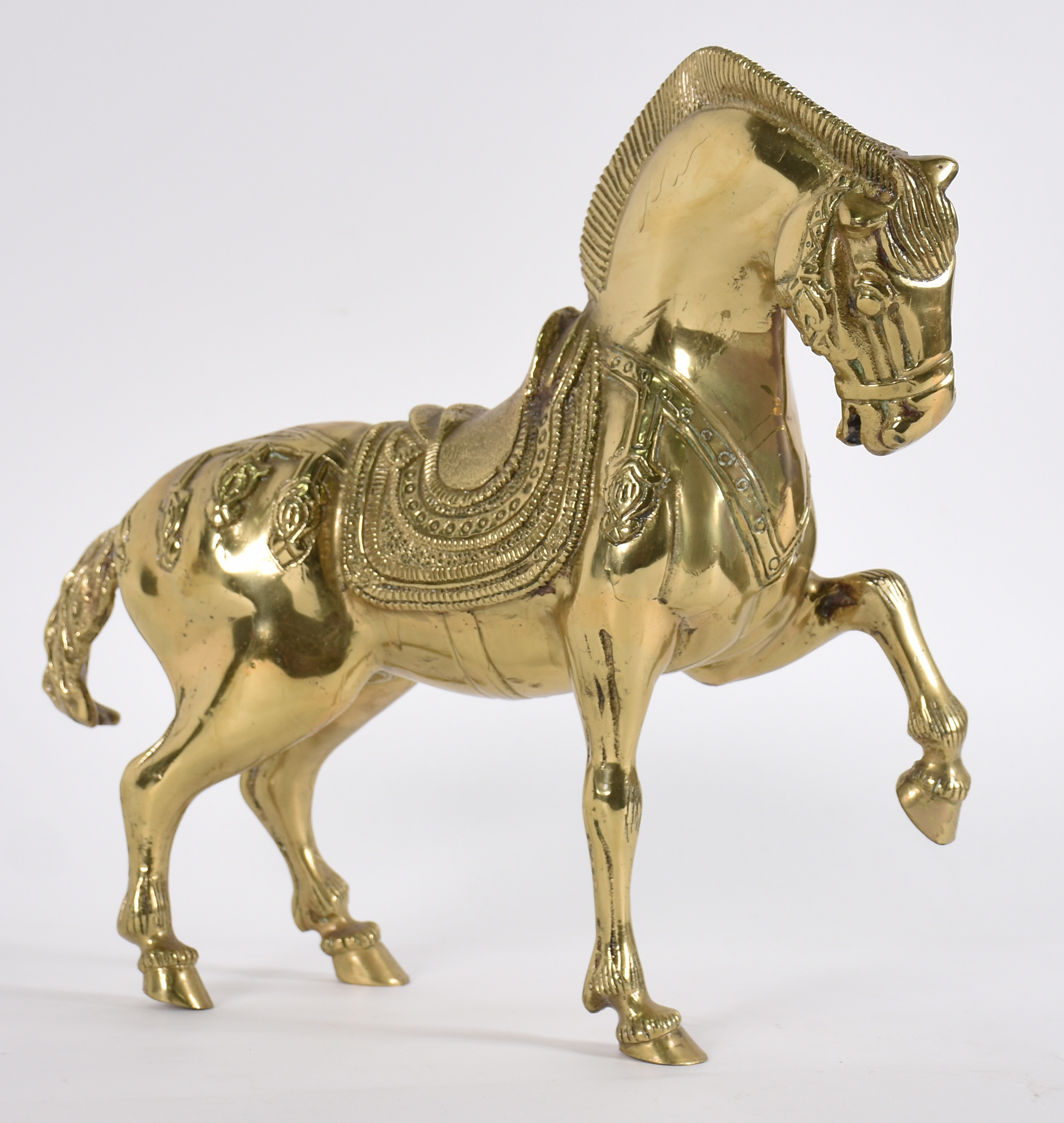 Bela escultura de bronze dourado representando cavalo. - foto 2 de 4