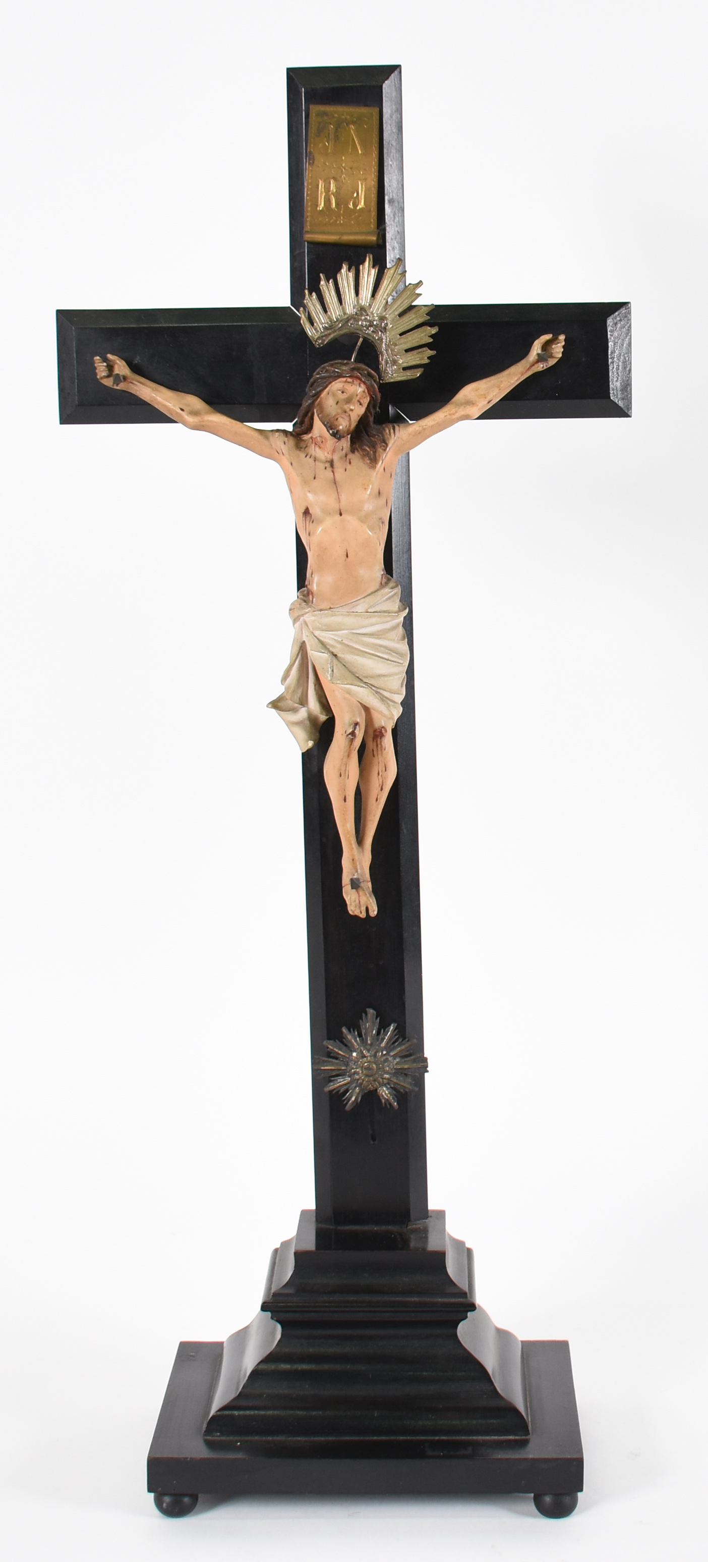 Crucifixo de madeira nobre com figura de Cristo ricamente esculpida... - foto 1 de 4