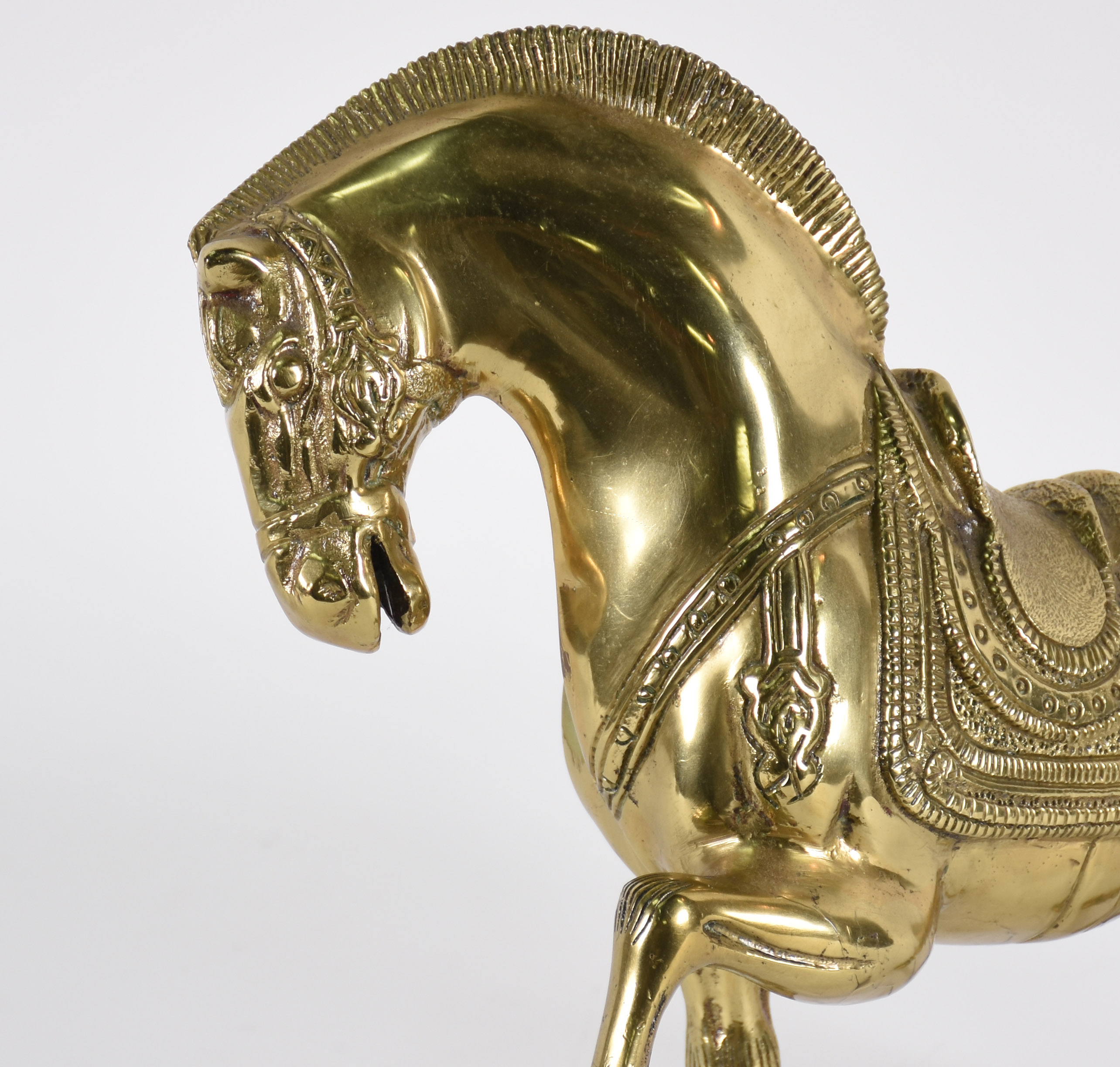 Bela escultura de bronze dourado representando cavalo. - foto 4 de 4