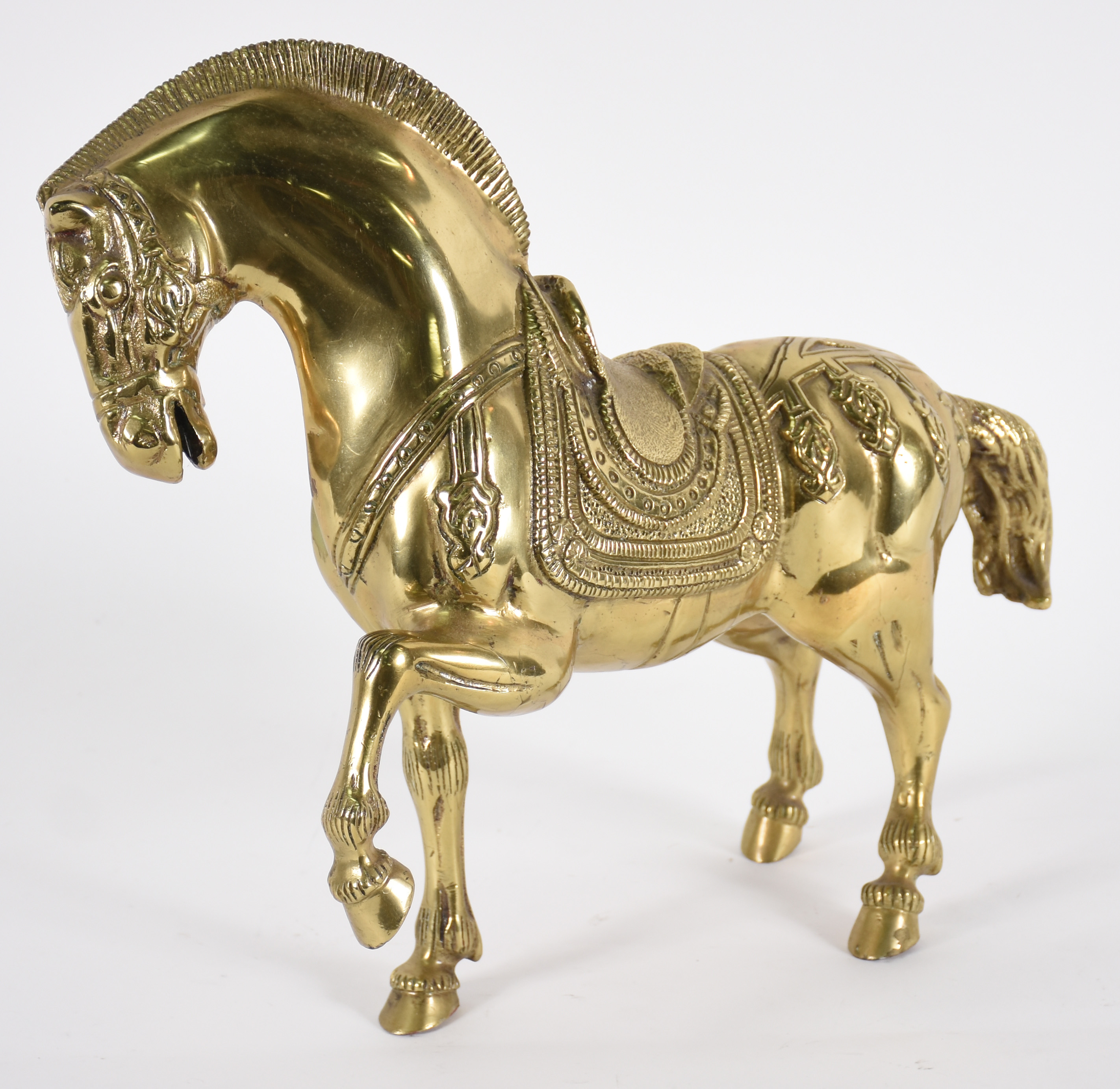 Bela escultura de bronze dourado representando cavalo. - foto 1 de 4