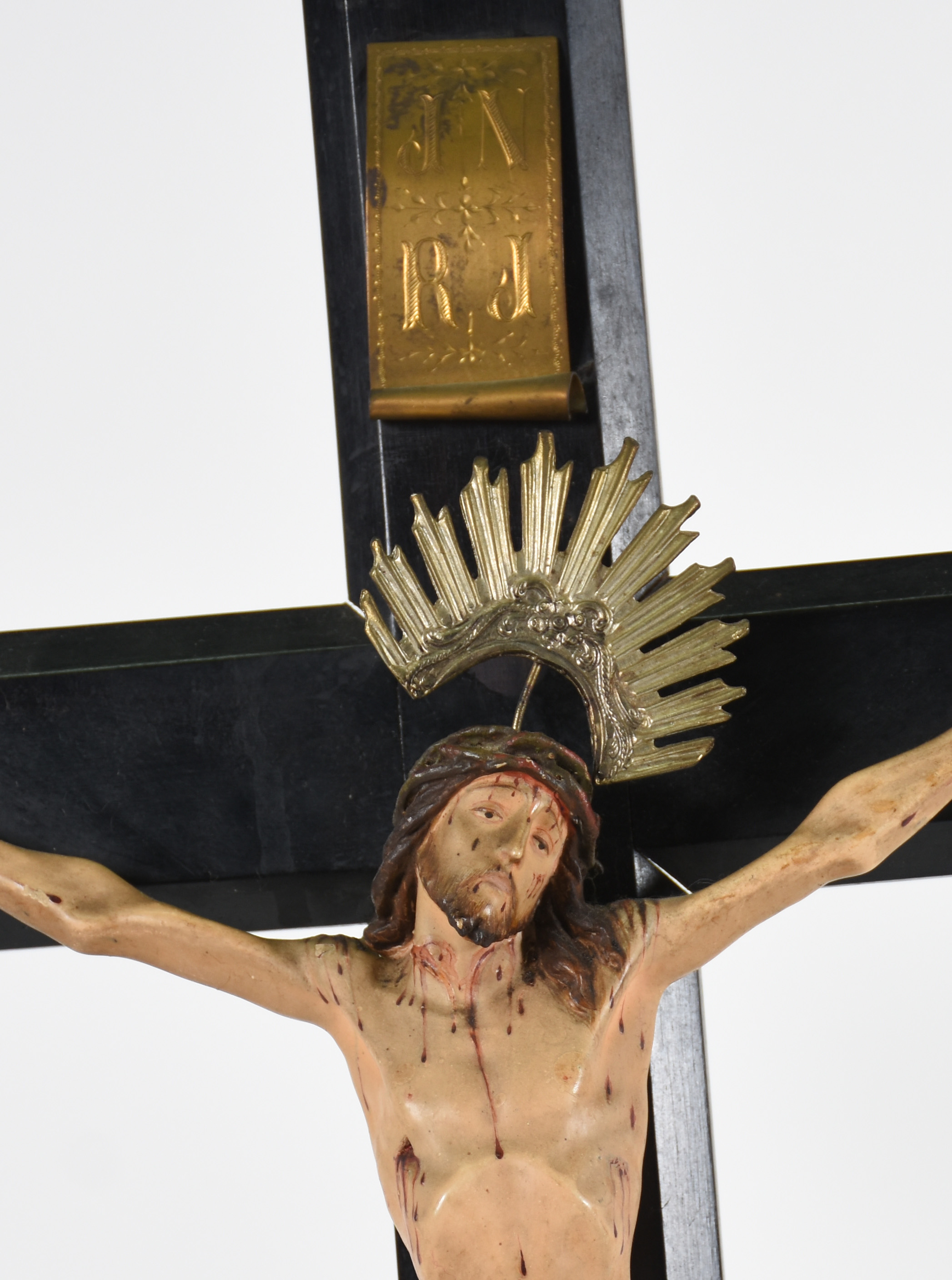 Crucifixo de madeira nobre com figura de Cristo ricamente esculpida... - foto 2 de 4