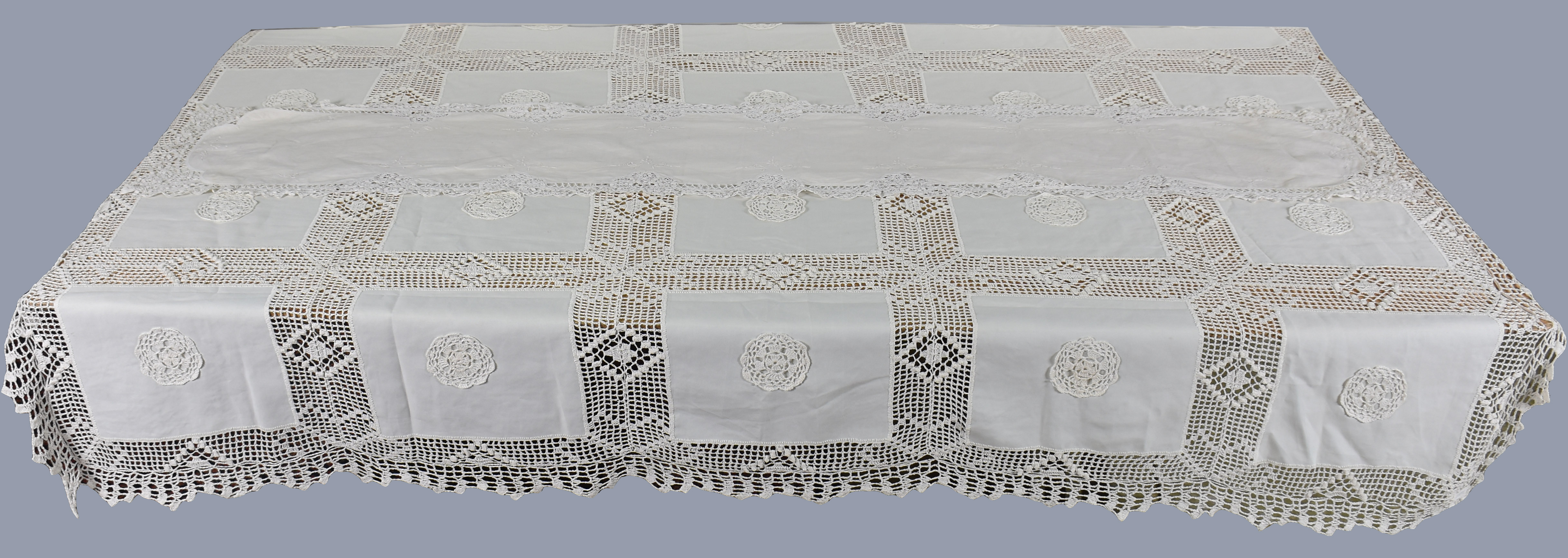 Toalha de mesa com detalhes em crochê branco ( 236 cm x 166 cm)e... - foto 1 de 3