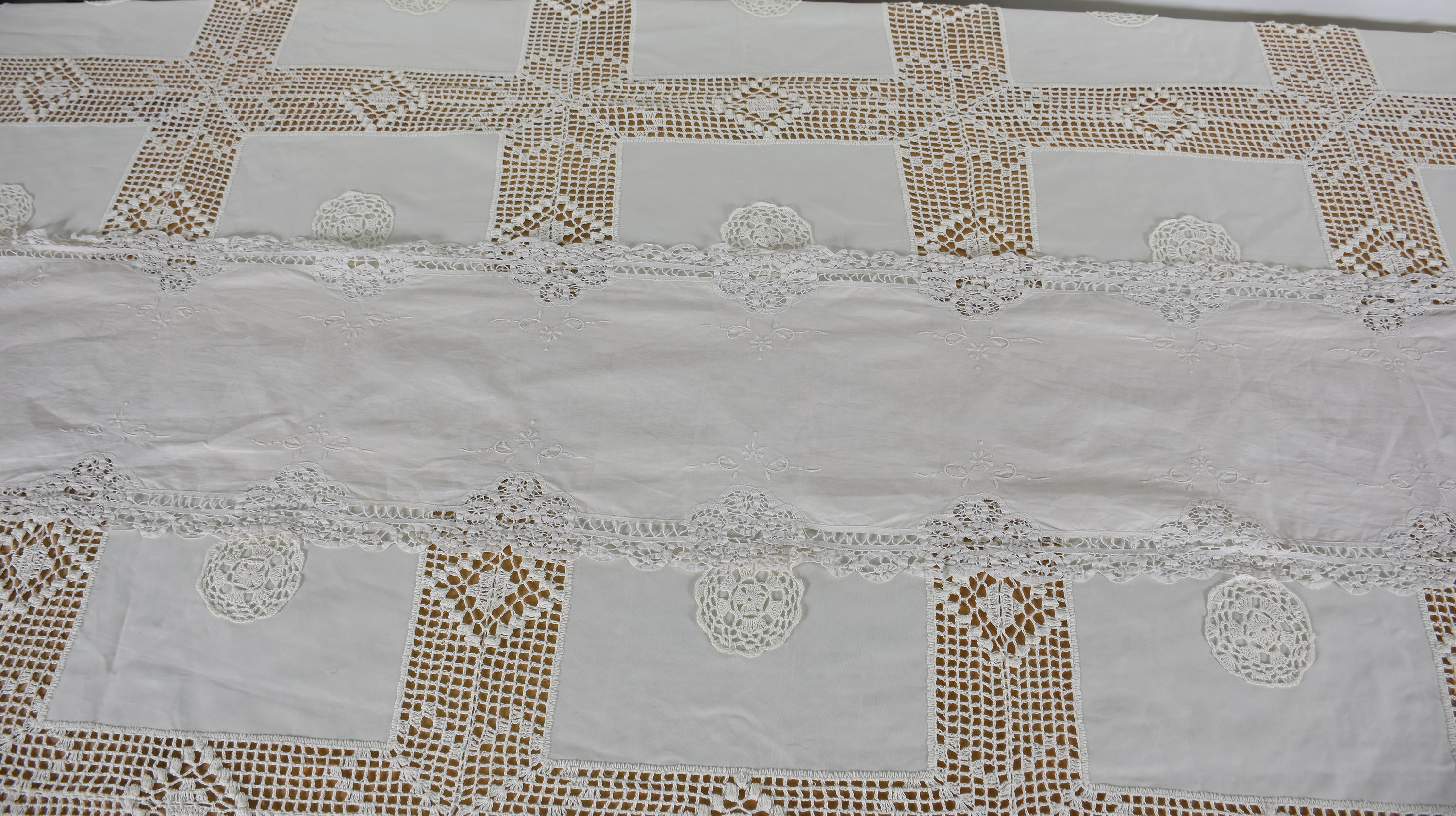 Toalha de mesa com detalhes em crochê branco ( 236 cm x 166 cm)e... - foto 2 de 3