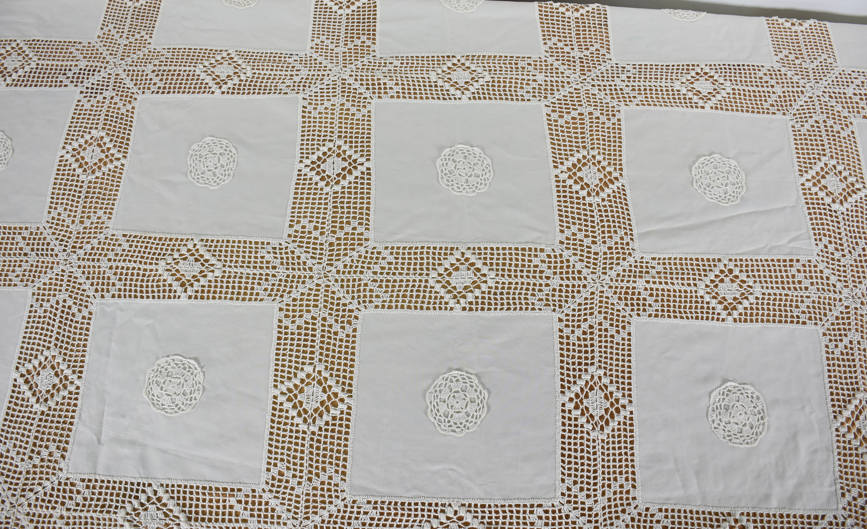 Toalha de mesa com detalhes em crochê branco ( 236 cm x 166 cm)e... - foto 3 de 3