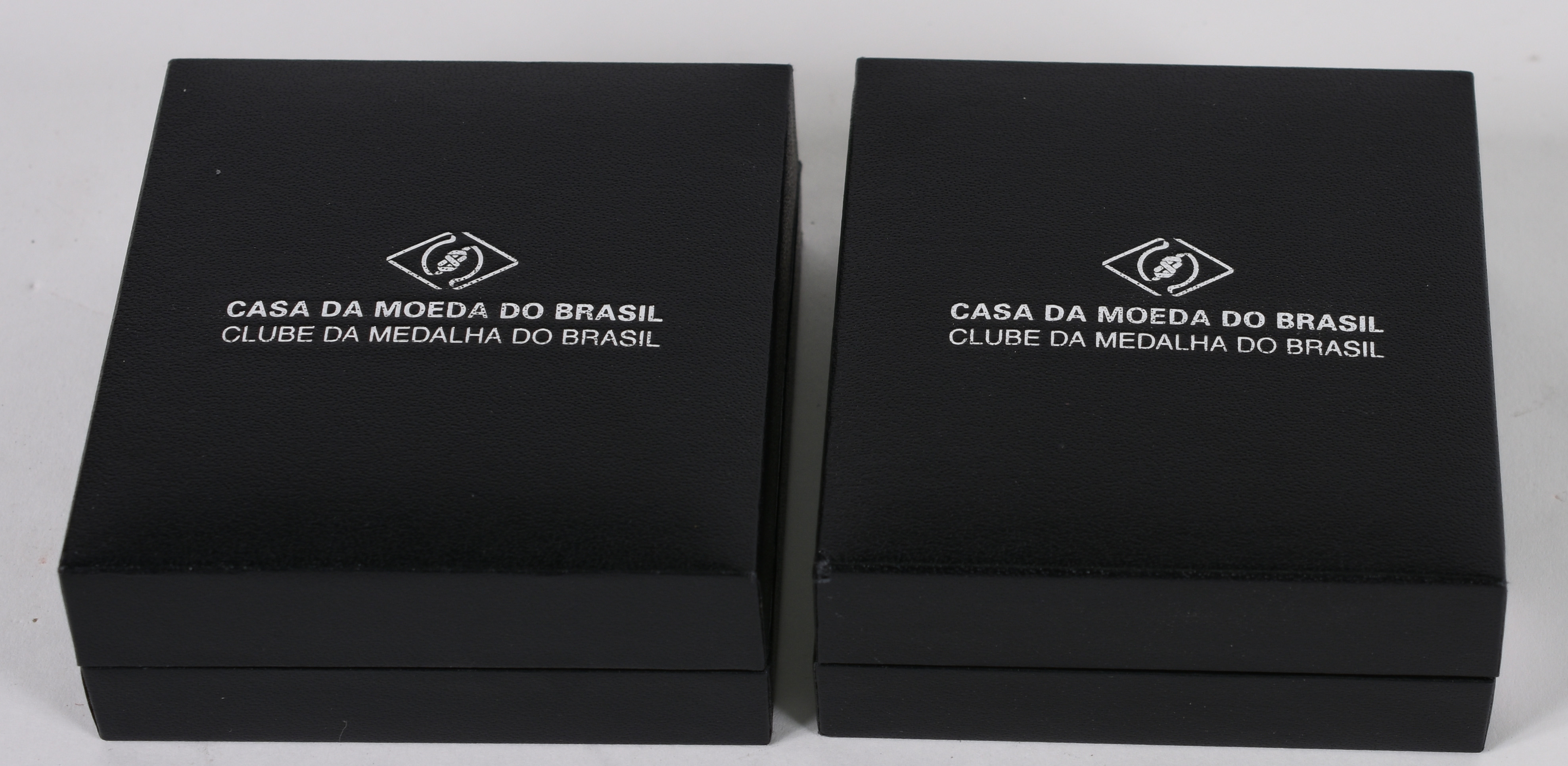 Duas medalhas de prata comemorativa dos jogos olímpicos Rio 2016... - foto 4 de 5