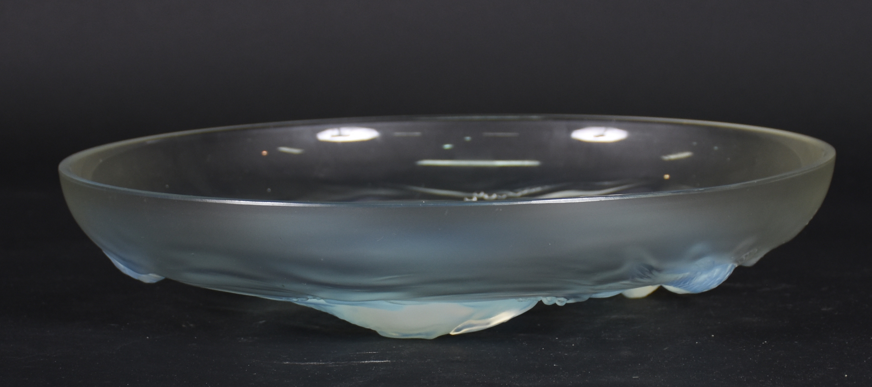 VERLYS - Prato de cristal frances opalescente com peixes em relevo... - foto 2 de 4