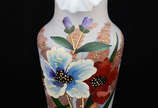 Vaso de opalina decorado com flores. Altura 22 ... - Vaso de opalina decorado com flores. Altura 22 cm e diâmetro 11 cm (com quebrados e restauro).