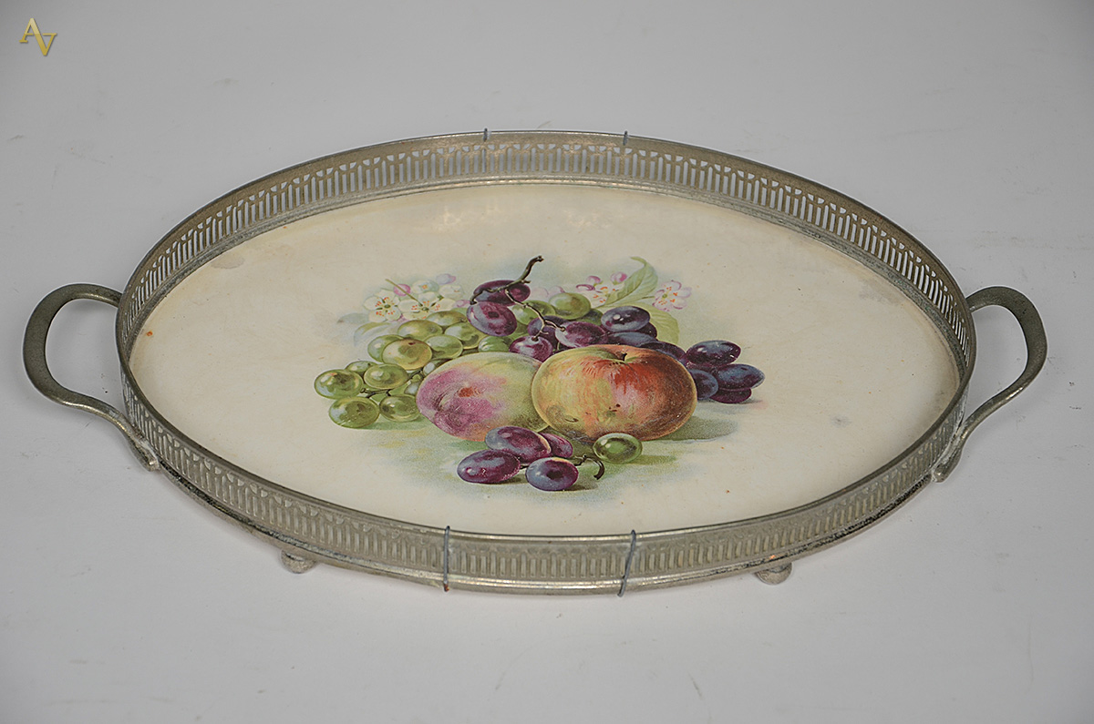 Bandeja de faiança decoração floral, grade e alças de metal. Medidas... - foto 1 de 3