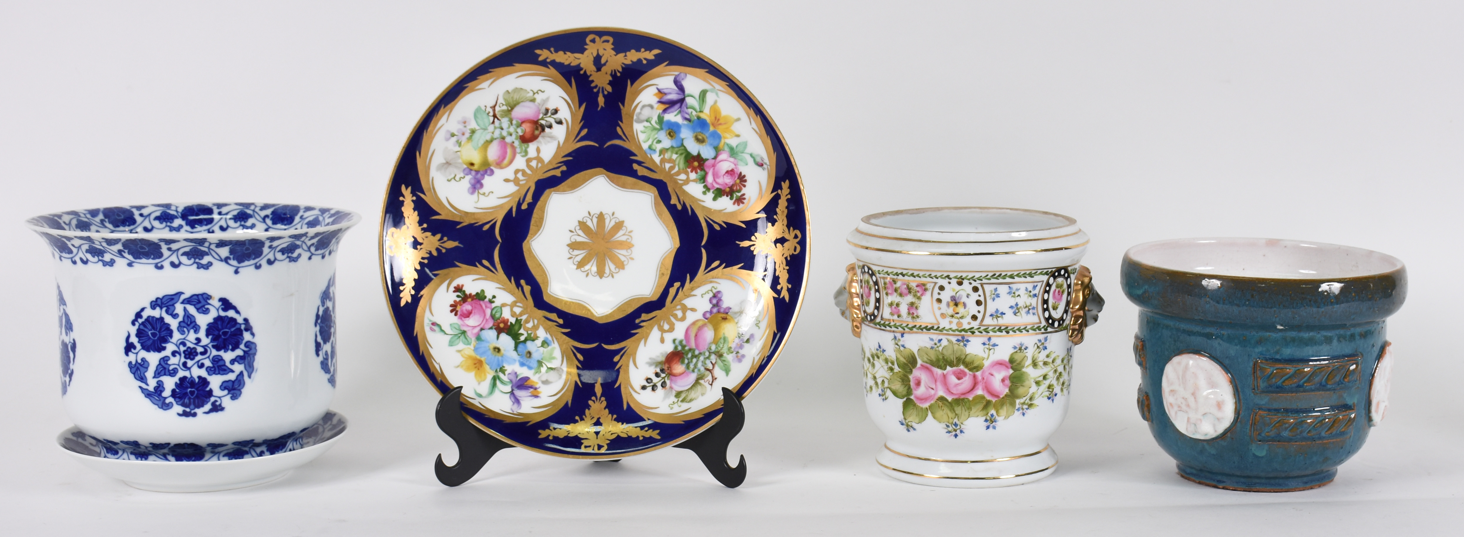 Três cachepots e prato de porcelana - foto 1 de 6