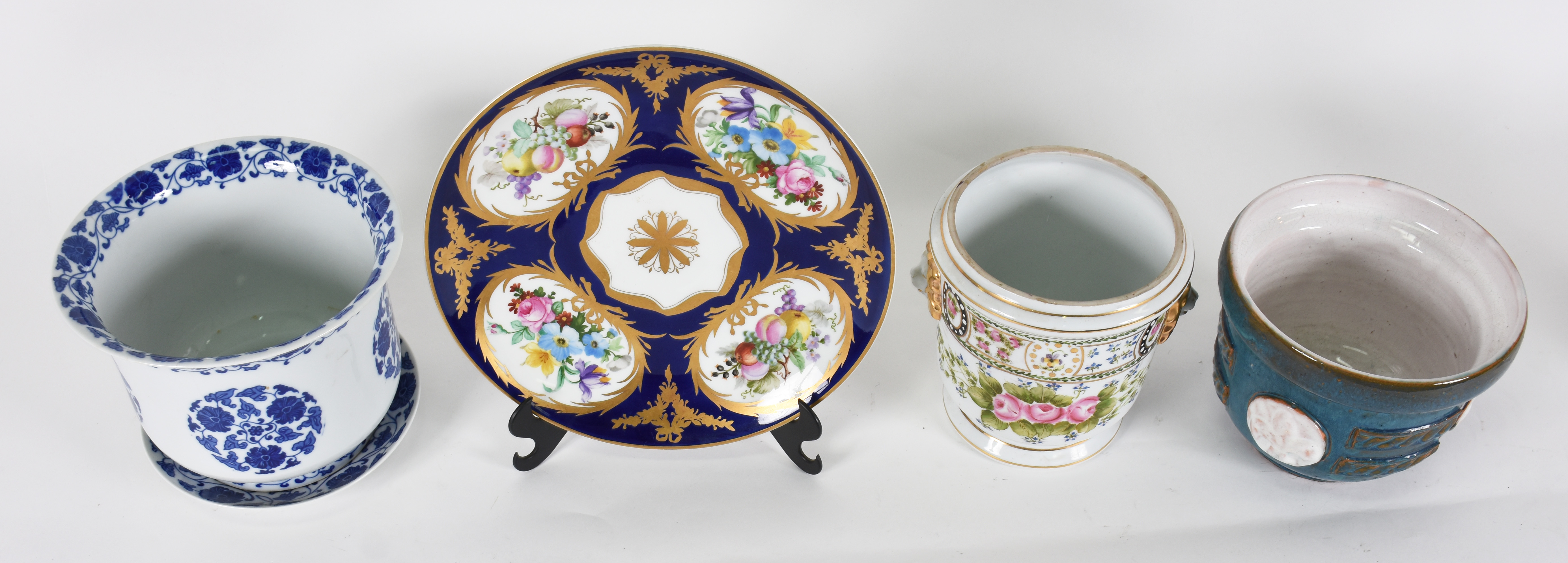 Três cachepots e prato de porcelana - foto 2 de 6