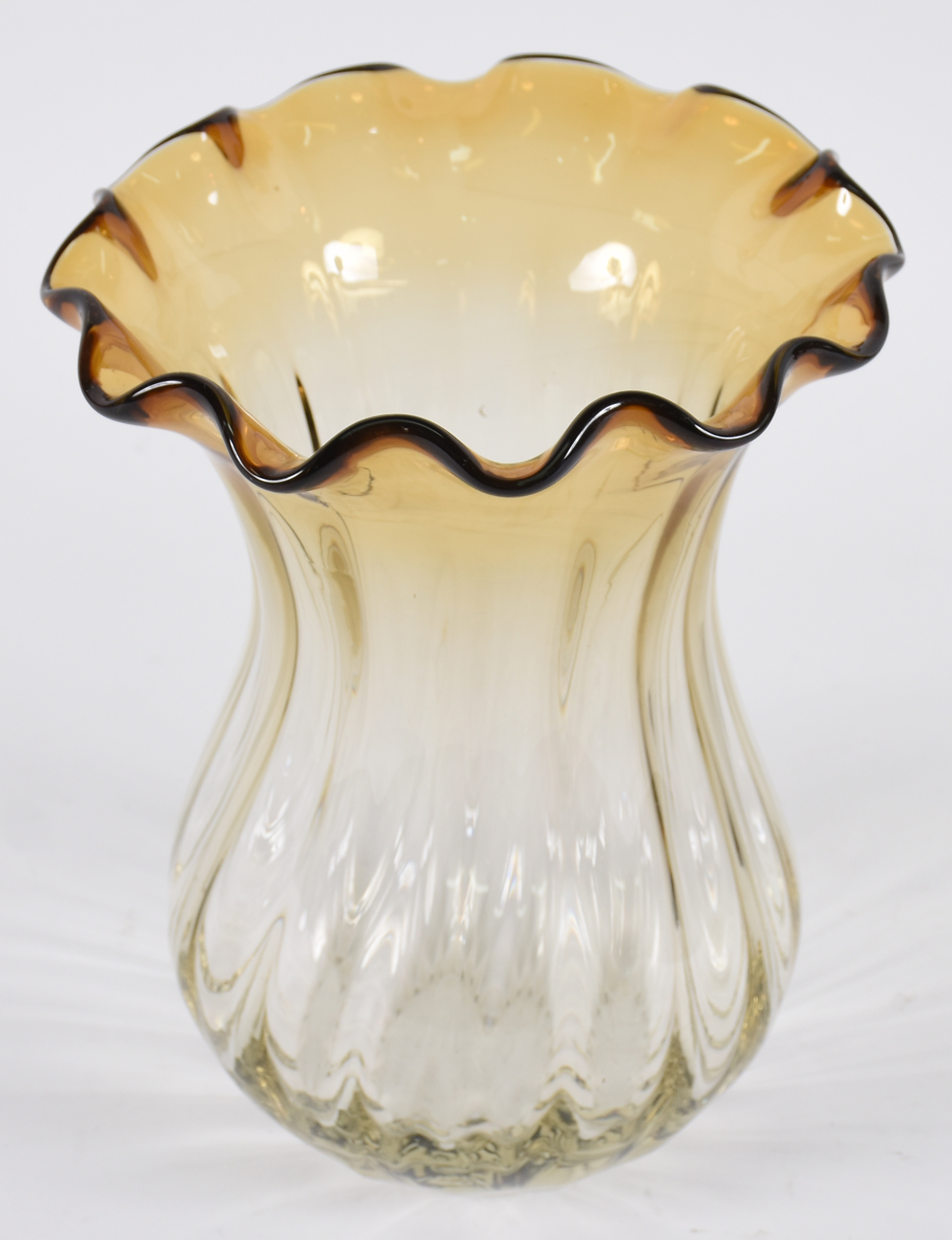 Vaso de Murano na cor amarelo degradé, borda em gomos. - foto 1 de 2