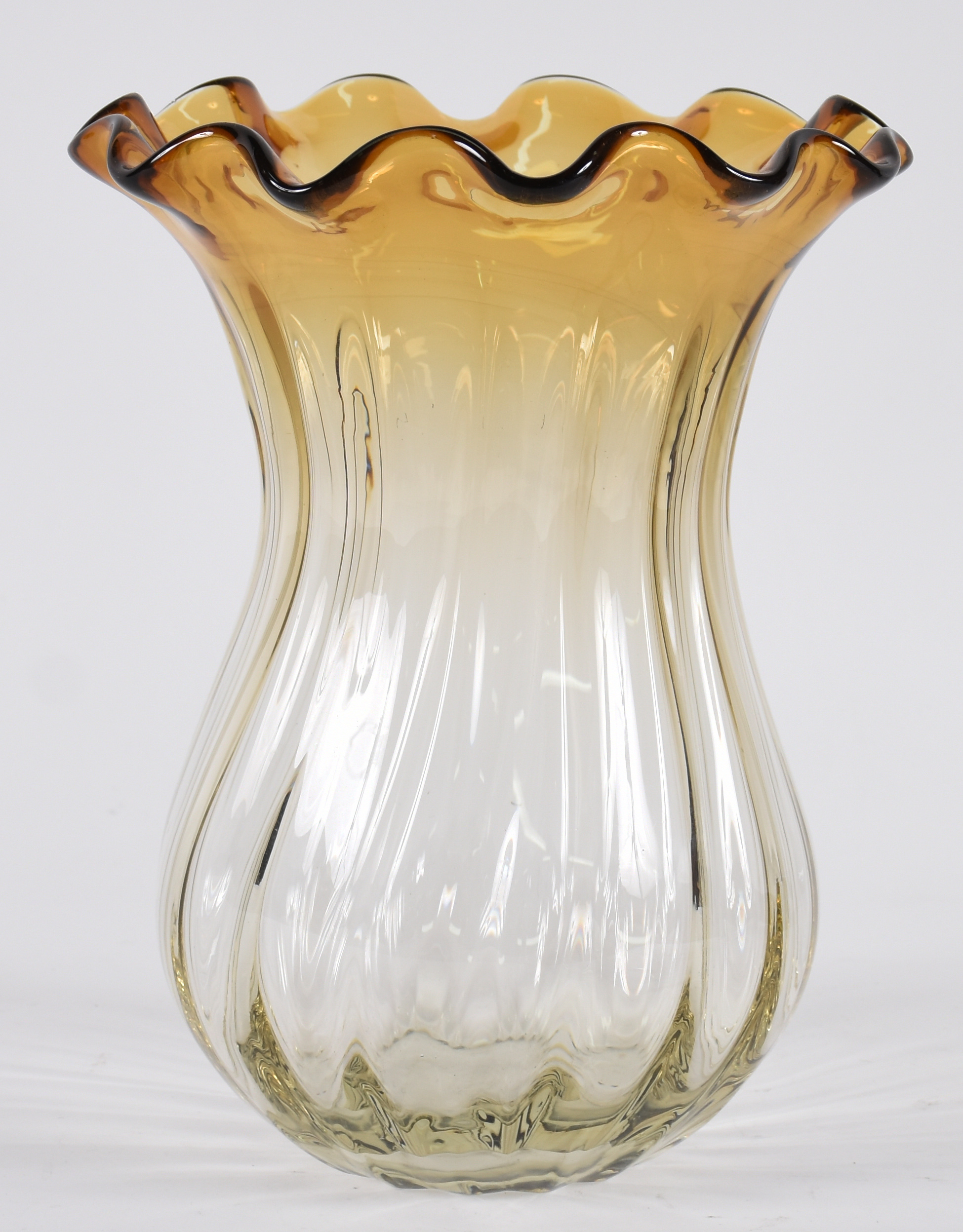 Vaso de Murano na cor amarelo degradé, borda em gomos. - foto 2 de 2