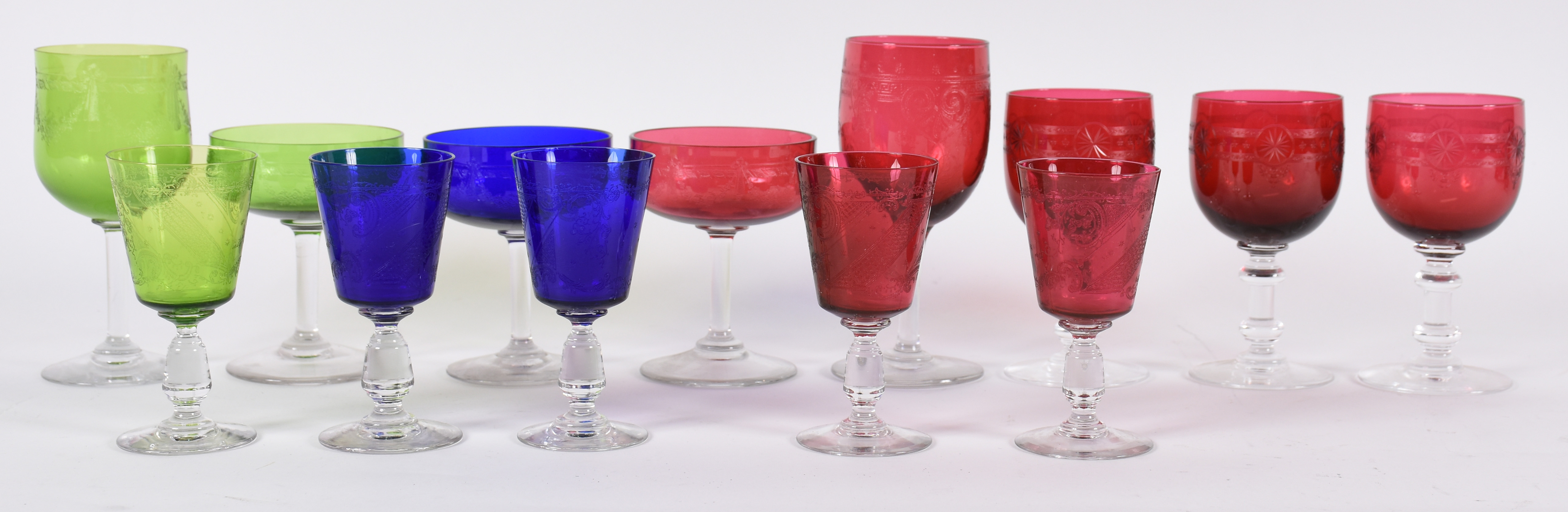 Diversas taças de cristal europeu lavrado em diversas cores e modelos... - foto 1 de 3