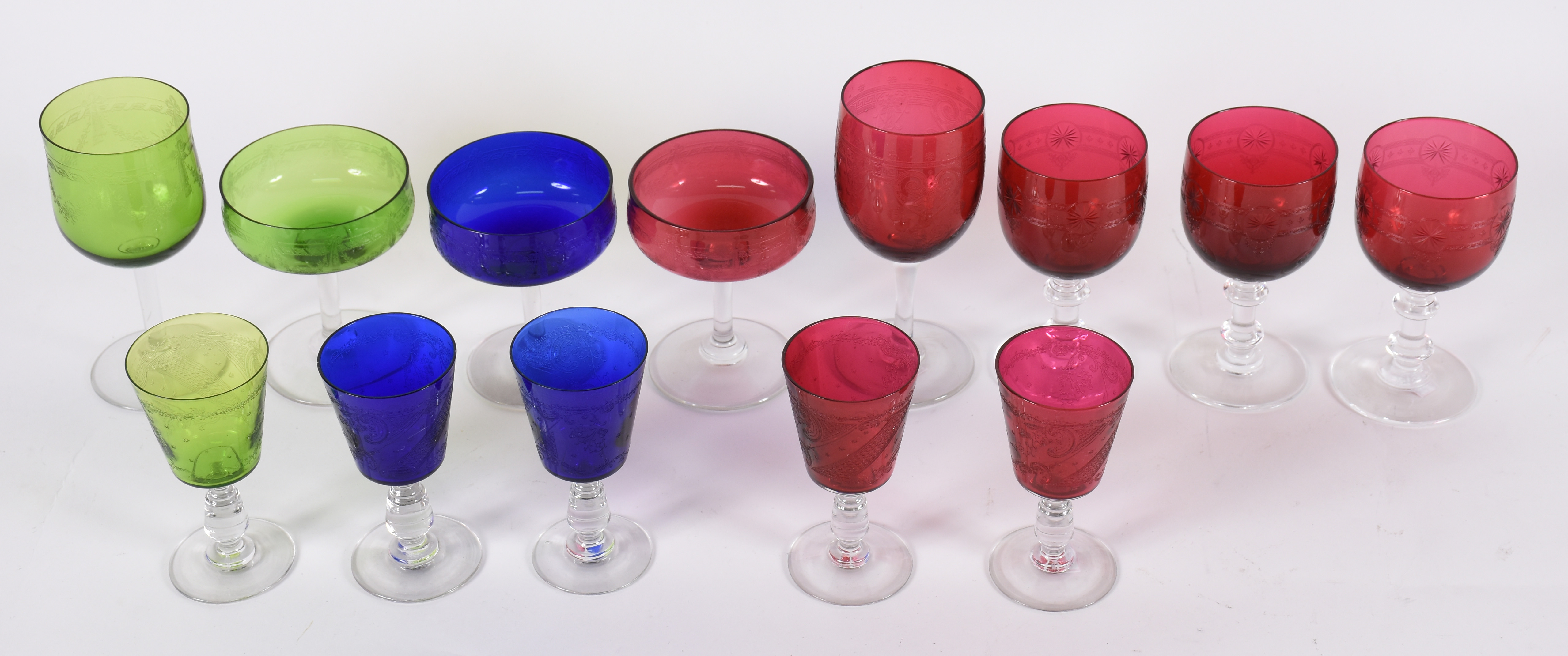 Diversas taças de cristal europeu lavrado em diversas cores e modelos... - foto 2 de 3