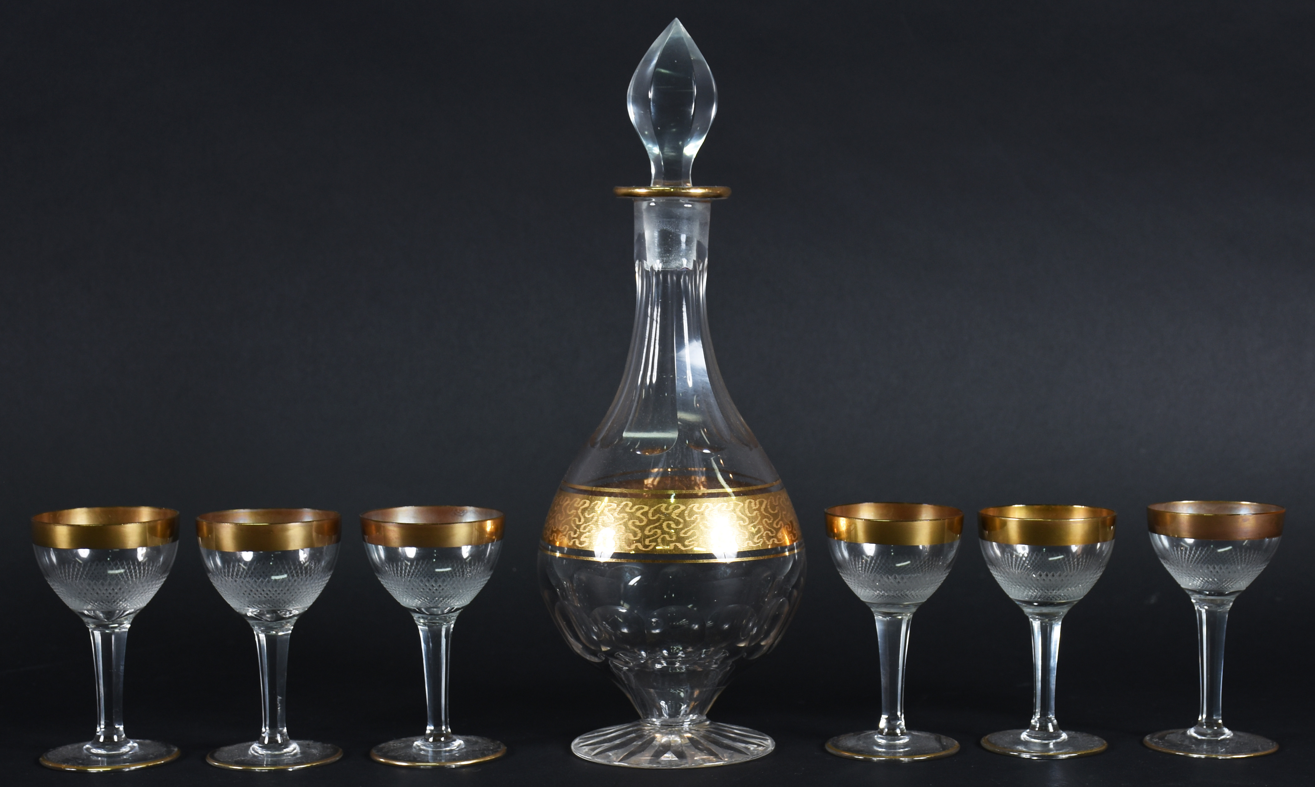 Licoreira de cristal com 6 cálices decorados com frisos dourados. - foto 1 de 3