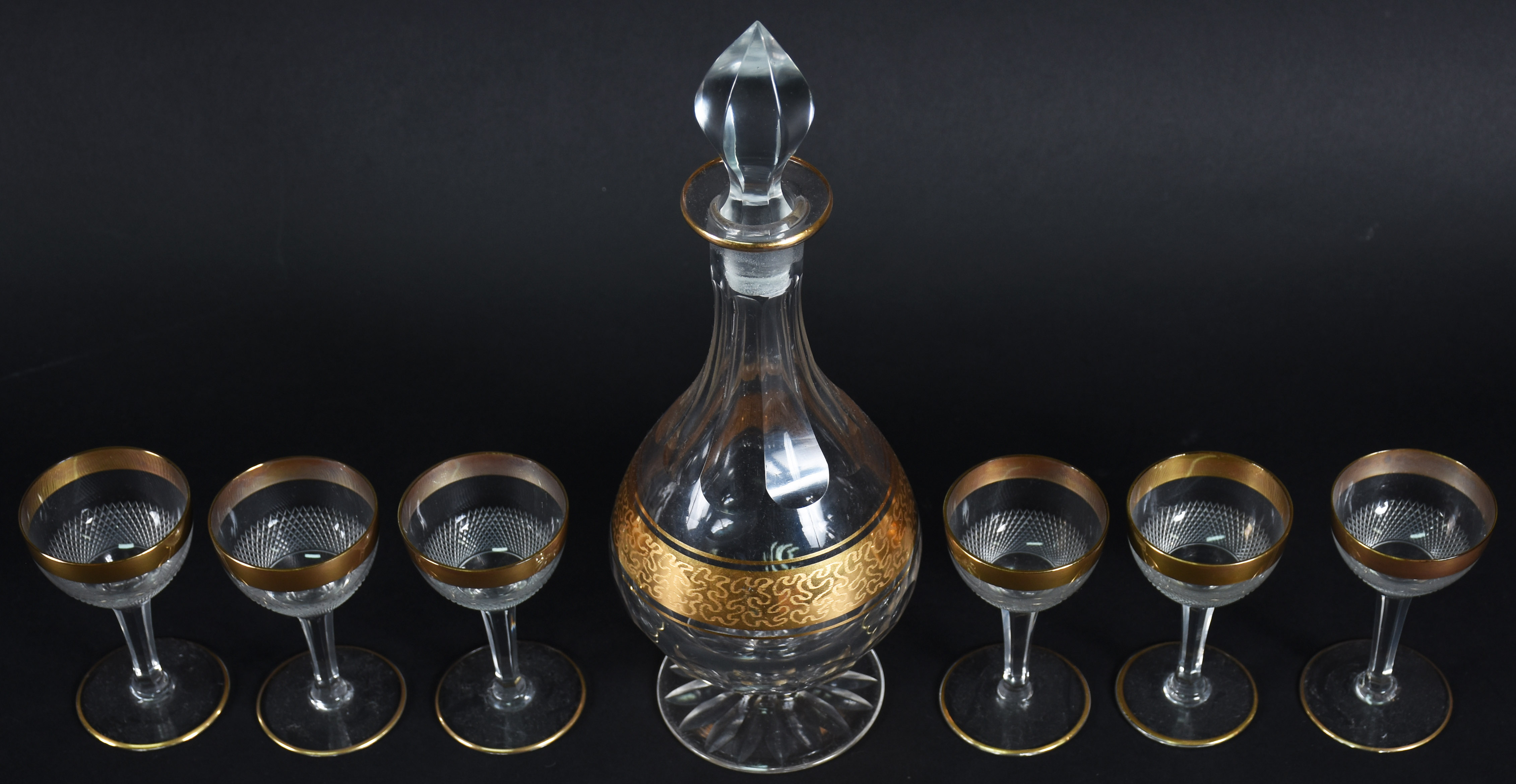 Licoreira de cristal com 6 cálices decorados com frisos dourados. - foto 2 de 3