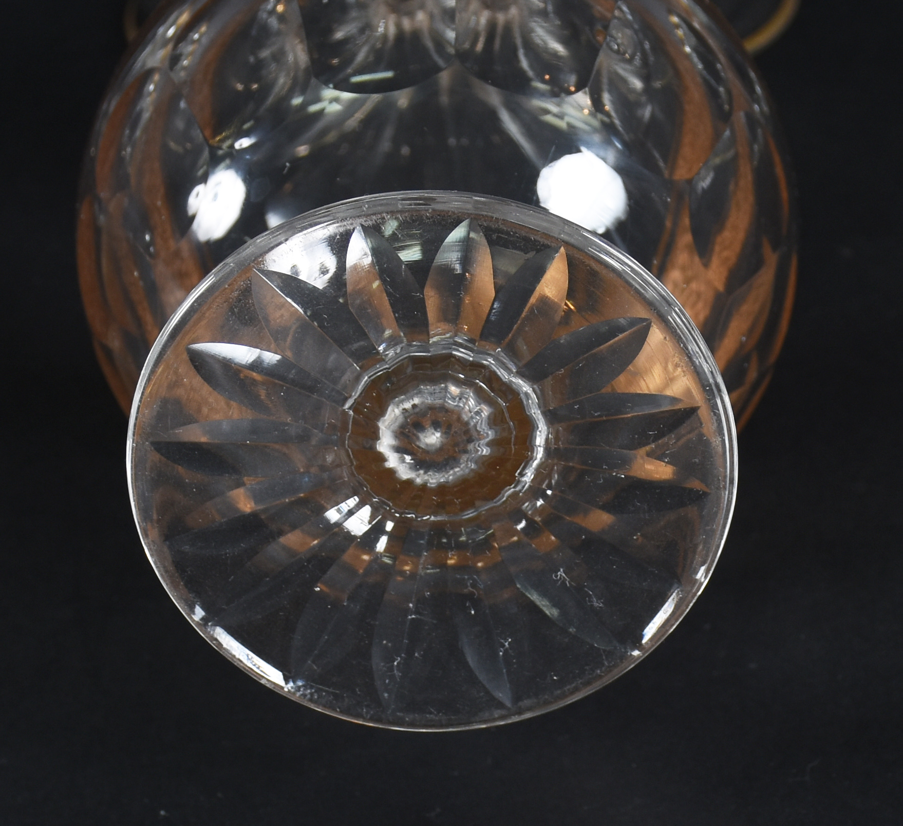 Licoreira de cristal com 6 cálices decorados com frisos dourados. - foto 3 de 3