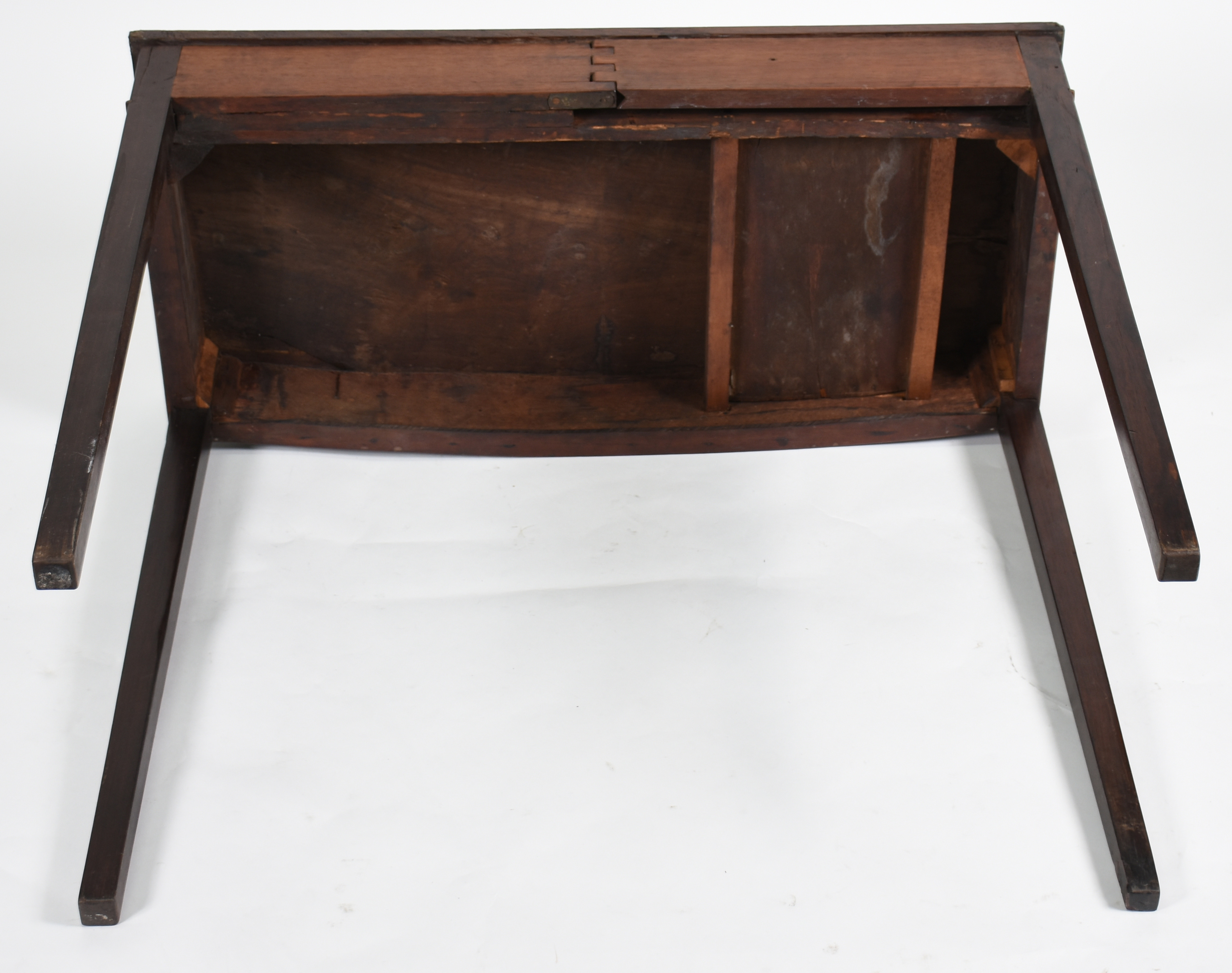 Mesa de encostar de madeira nobre, frente trabalhada em marqueterie... - foto 4 de 4