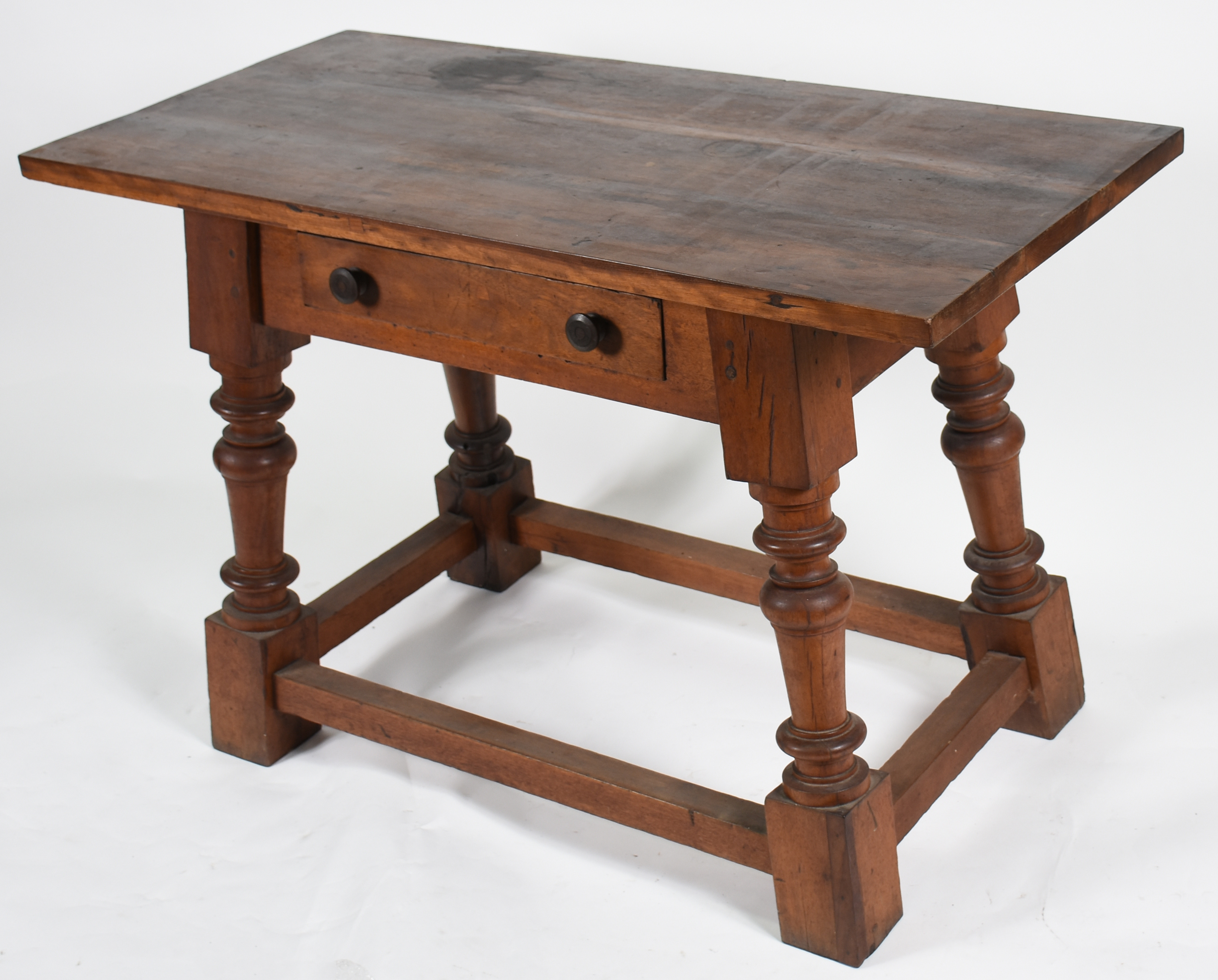 Mesa retangular de madeira nobre, estilo colonial, uma gaveta, pernas... - foto 1 de 4