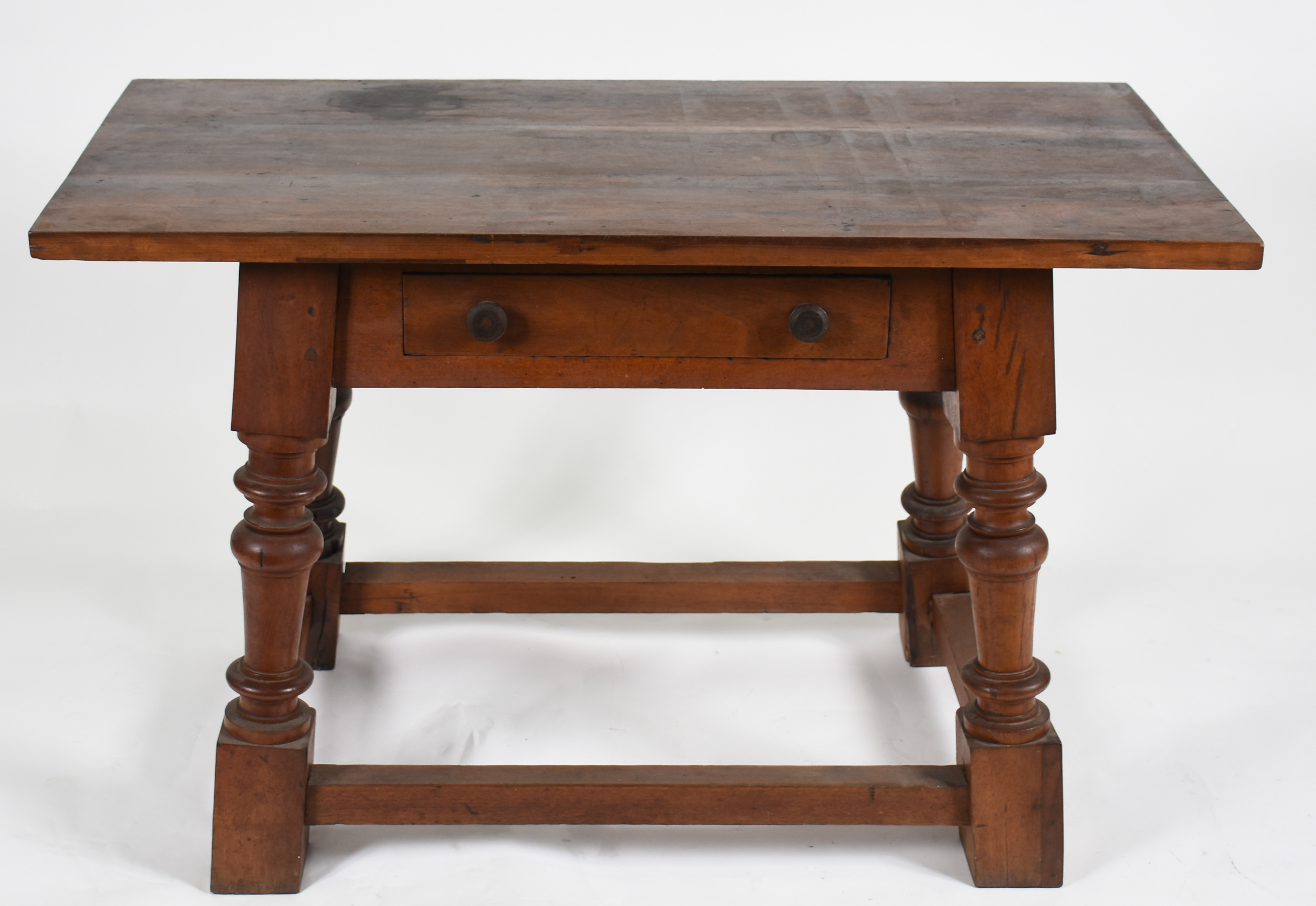Mesa retangular de madeira nobre, estilo colonial, uma gaveta, pernas... - foto 2 de 4