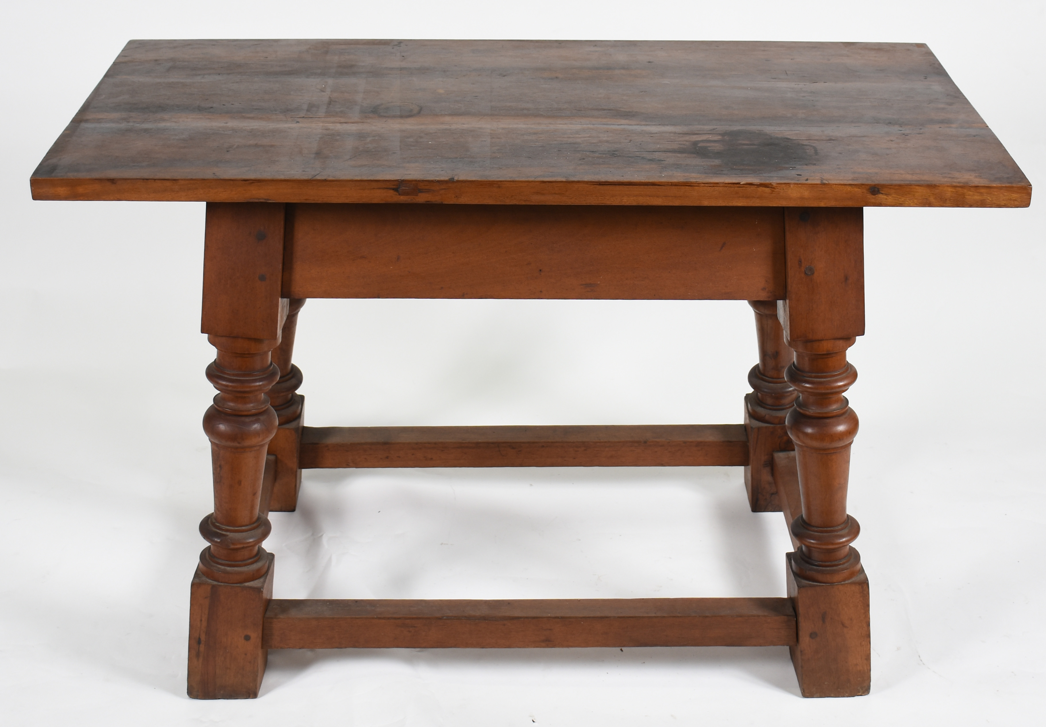 Mesa retangular de madeira nobre, estilo colonial, uma gaveta, pernas... - foto 3 de 4