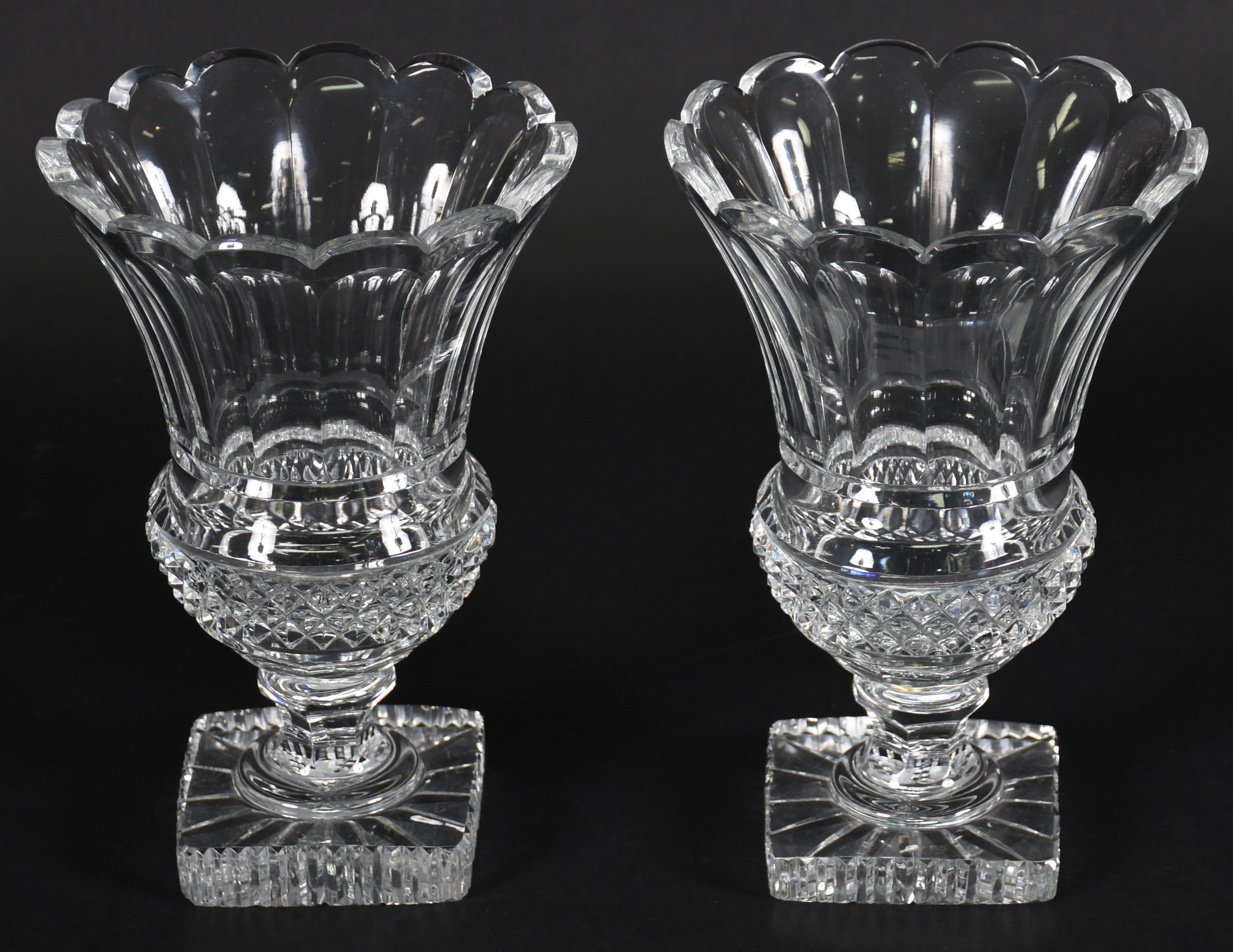 Par de vasos de cristal lapidado, bordas em gomos, bases quadradas... - foto 1 de 3