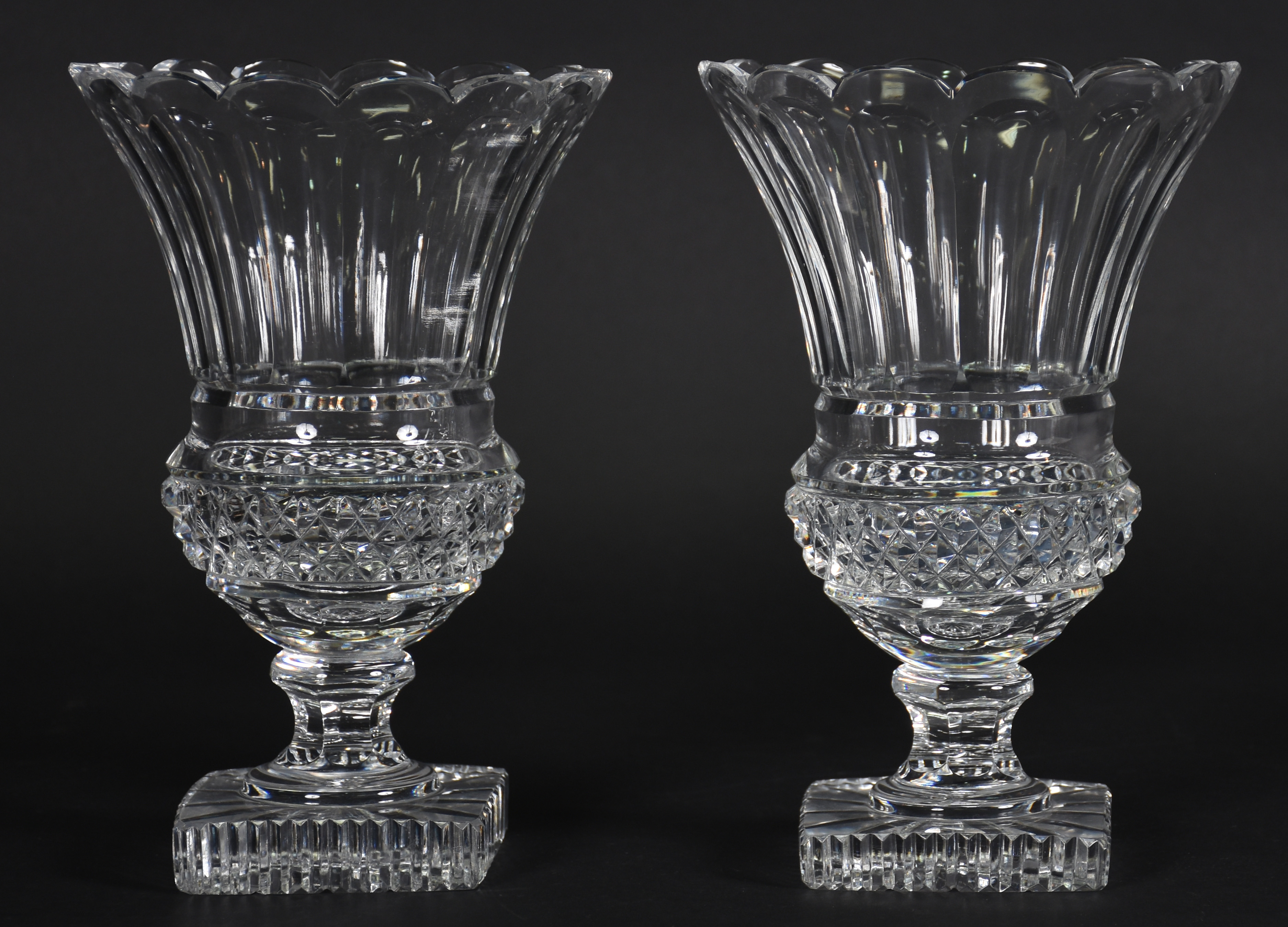 Par de vasos de cristal lapidado, bordas em gomos, bases quadradas... - foto 2 de 3
