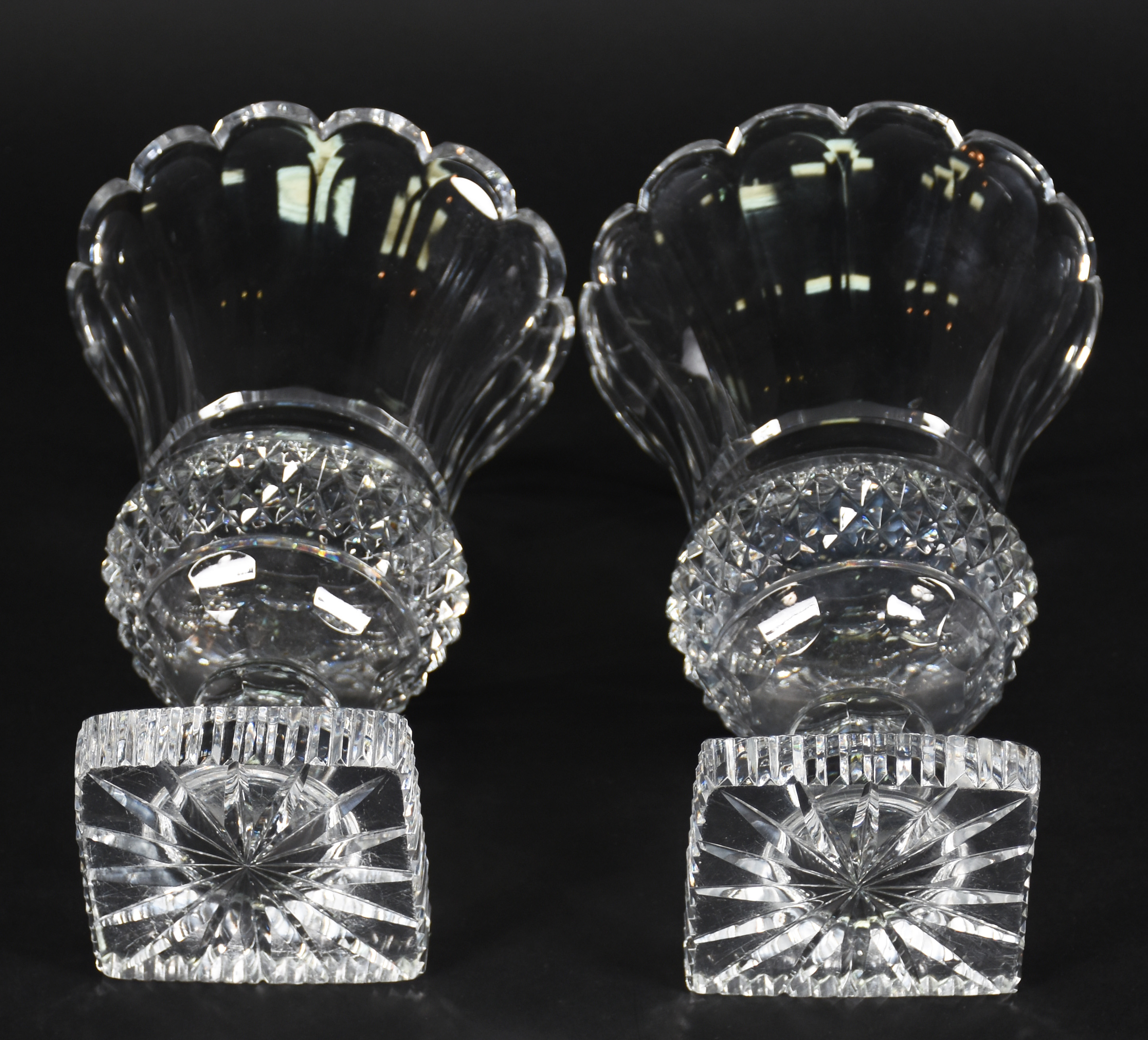 Par de vasos de cristal lapidado, bordas em gomos, bases quadradas... - foto 3 de 3