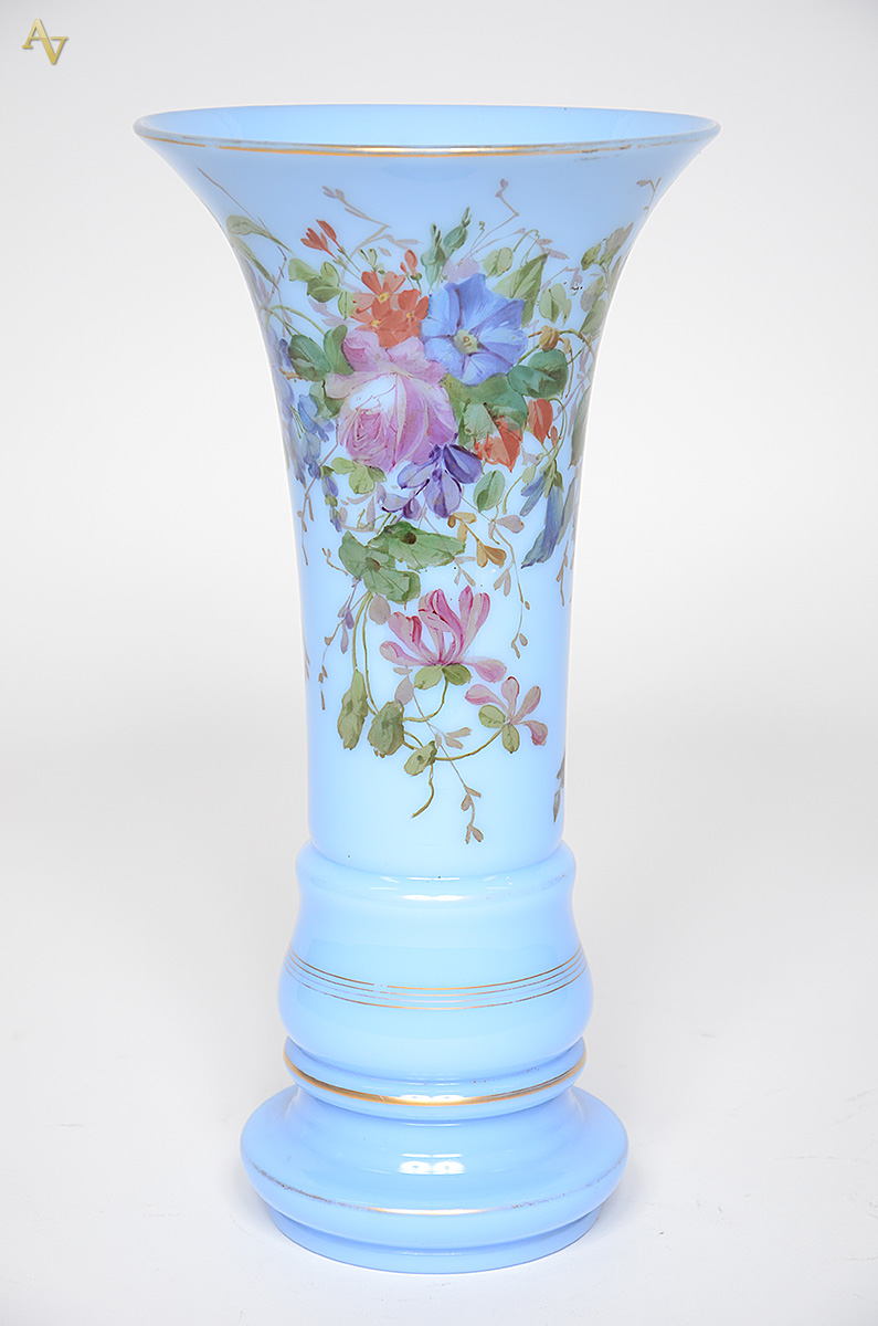 Vaso de opalina azul com pintura floral em policromia. Altura 39,5 cm. - foto 1 de 2