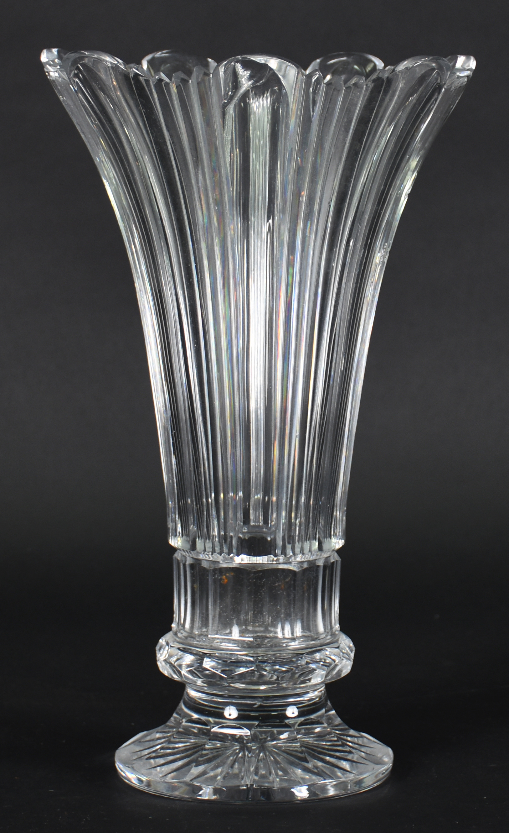 Vaso de cristal europeu lapidado em frisos ( pequeno lascado na borda) - foto 1 de 4