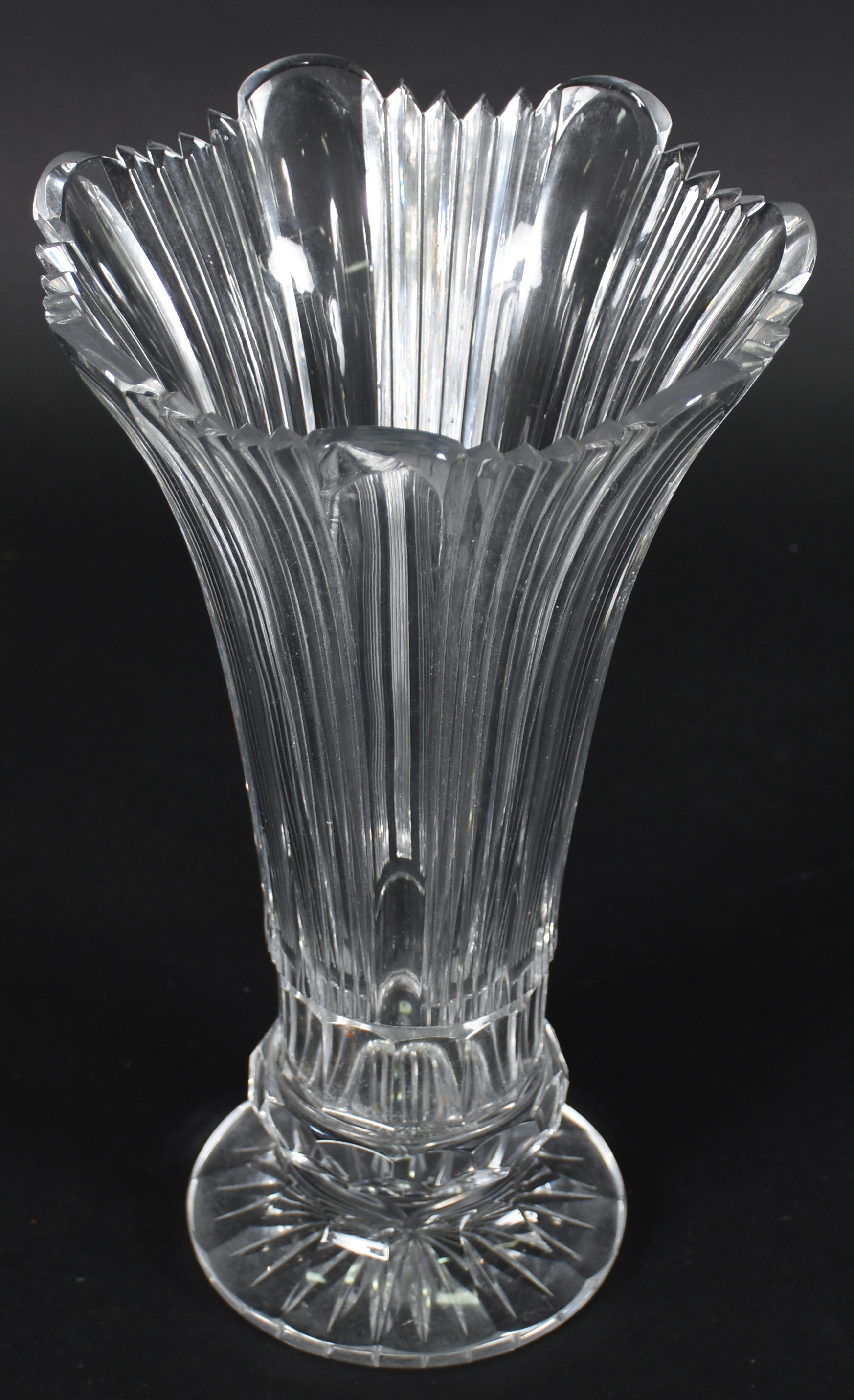 Vaso de cristal europeu lapidado em frisos ( pequeno lascado na borda) - foto 2 de 4
